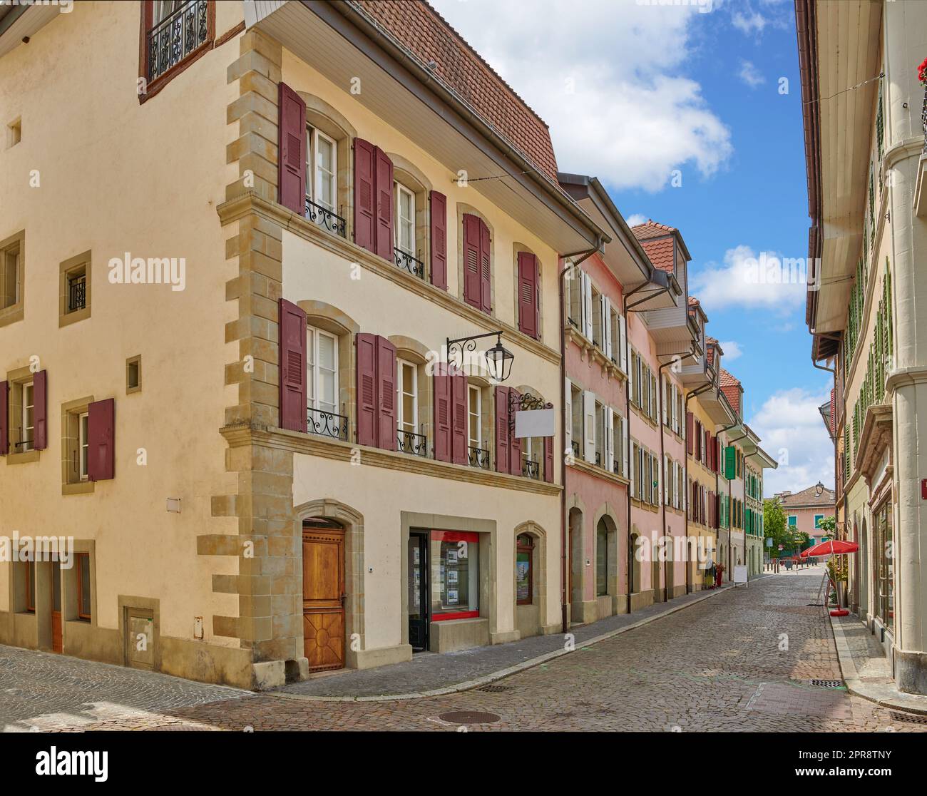 Blick auf alte Gebäude in einer historischen Stadt mit mittelalterlicher Architektur und einem wolkigen blauen Himmel in Annecy, Frankreich. Wunderschöne Landschaft einer leeren Stadt mit Häusern oder Häusern Stockfoto