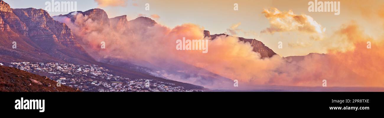 Wunderschönes Sonnenaufgang-Panorama mit Nebel über einem Berg. Nebiges Wetter an der Küste bei Sonnenaufgang. Atemberaubender Blick auf einen ruhigen Vorort, umgeben von majestätischem Tal und malerischer Natur Stockfoto