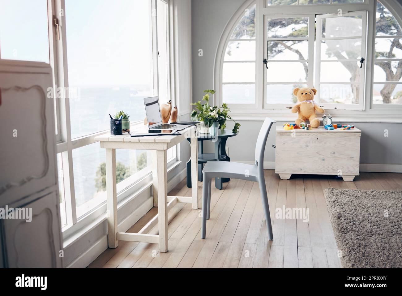 Perfekter Platz für Baby und mich. Ein leeres Zimmer mit Arbeitsplatz und Laptop. Stockfoto