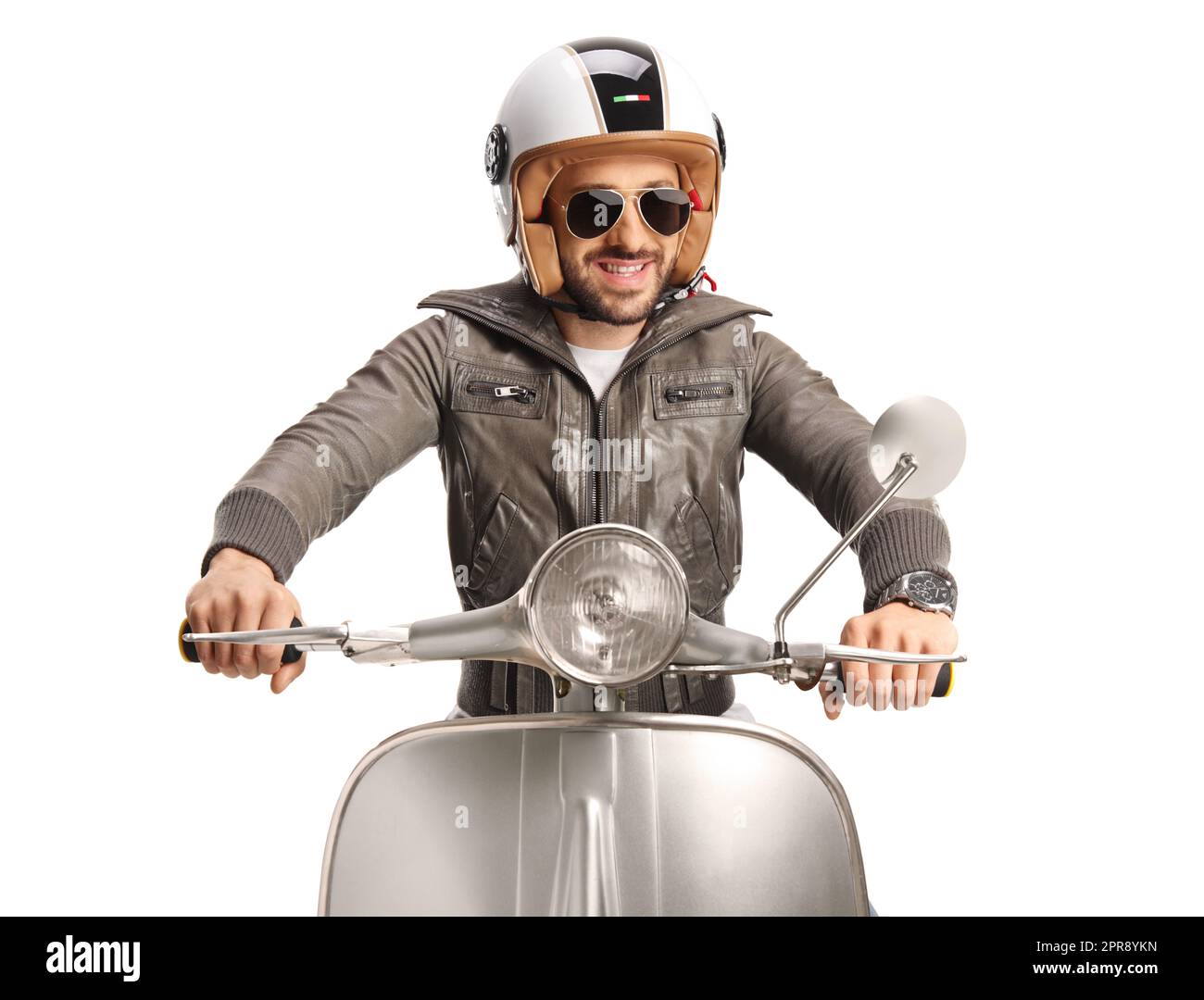 Mann mit Helm in Lederjacke auf einem Roller isoliert auf weißem Hintergrund Stockfoto