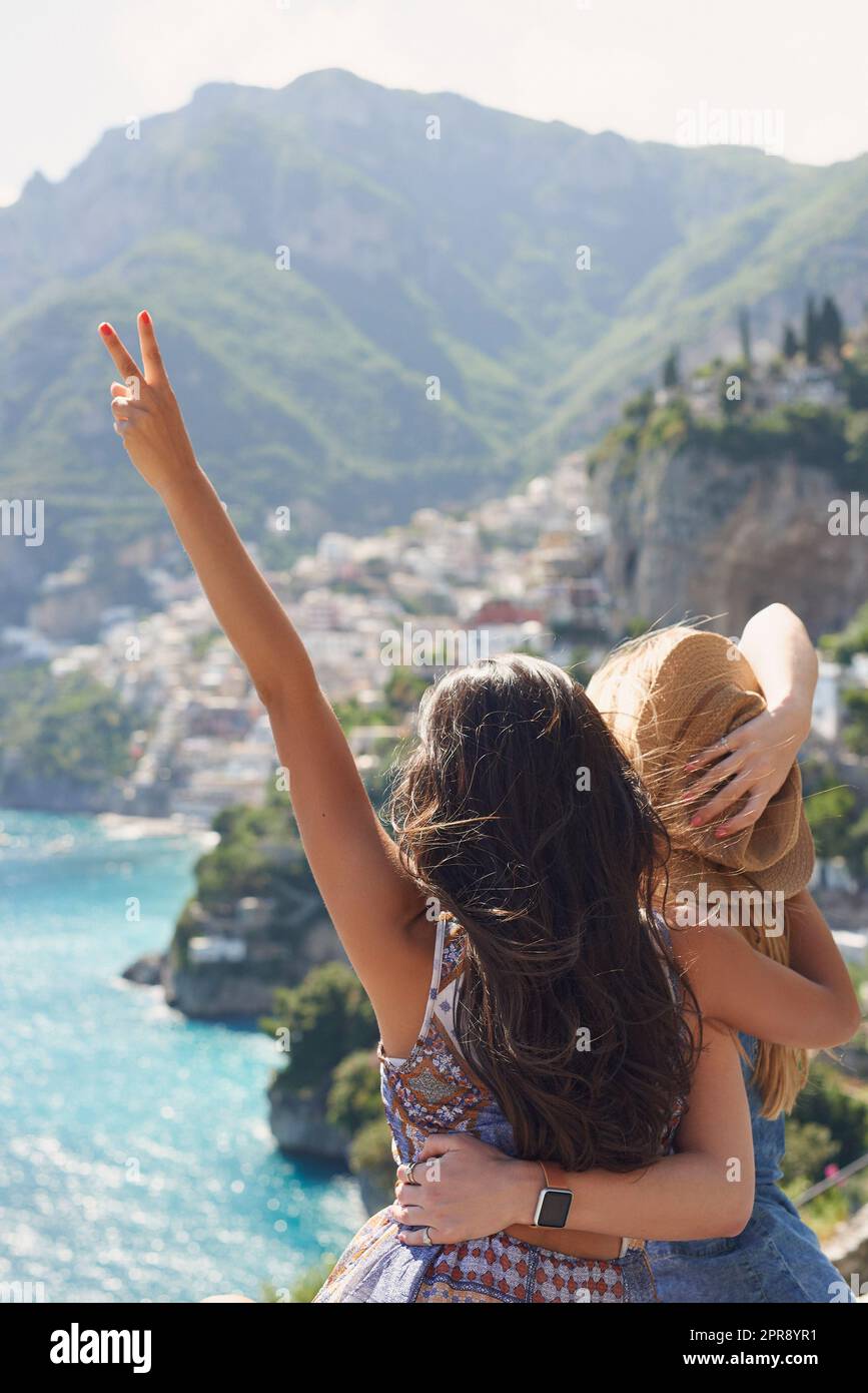 Italien war einfach nur schön. Zwei unverkennbare Freunde standen zusammen und genießen die Aussicht während ihres Urlaubs in Amalfi. Stockfoto