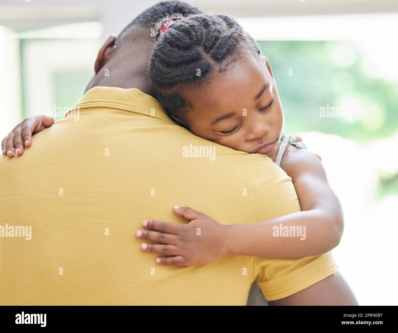 Papa wird immer hier sein, Prinzessin. Ein entzückendes kleines Mädchen umarmt ihren Vater während eines Tages zu Hause. Stockfoto