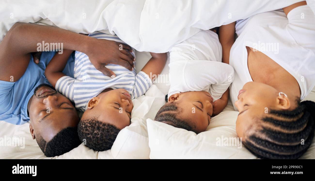 Sie waren nie zu groß für unser Bett. Aufnahme einer jungen Familie, die zu Hause im selben Bett schläft. Stockfoto