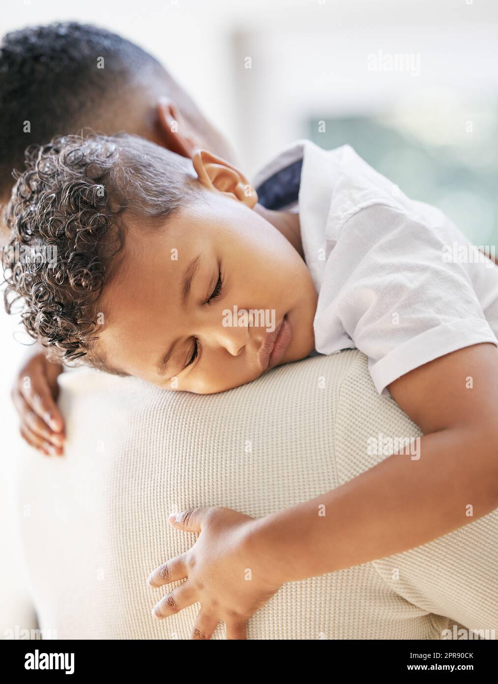 Mehr Zeit mit meiner Familie verbringen zu können. Ein Vater, der seinen Sohn zu Hause trägt. Stockfoto