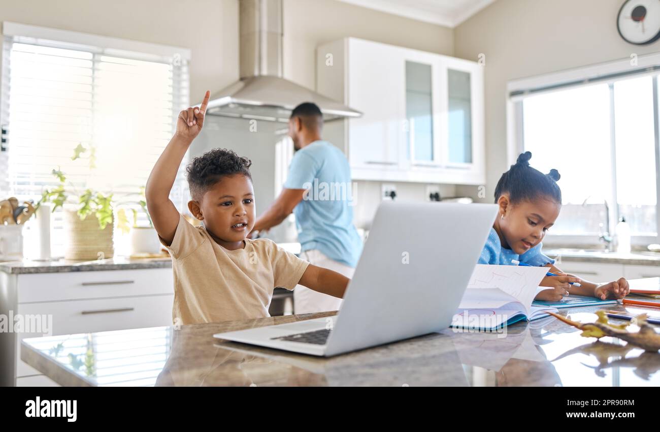 Sie können von überall lernen. Ein kleiner Junge in einem virtuellen Kurs mit einem Laptop zu Hause. Stockfoto