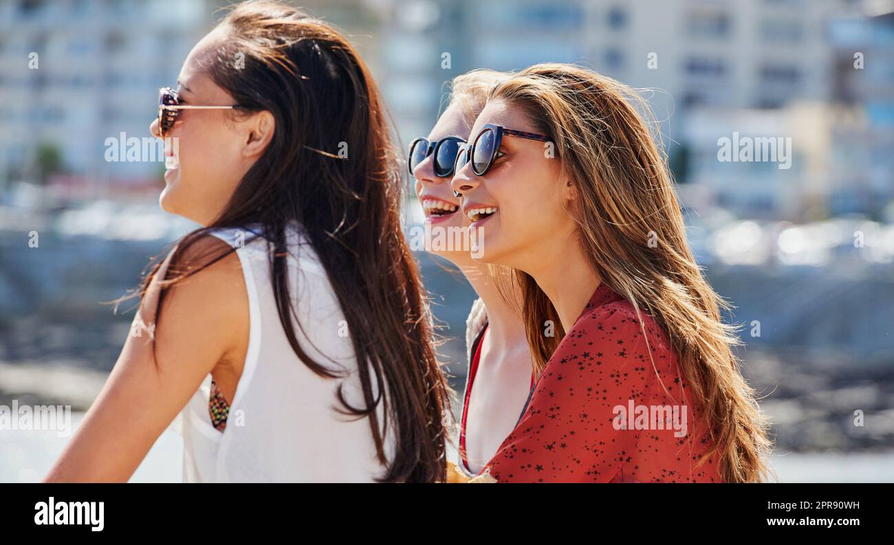 Verbringen Sie Zeit mit den Menschen, die sie lieben. Drei beste Freunde genießen die Sonne zusammen. Stockfoto