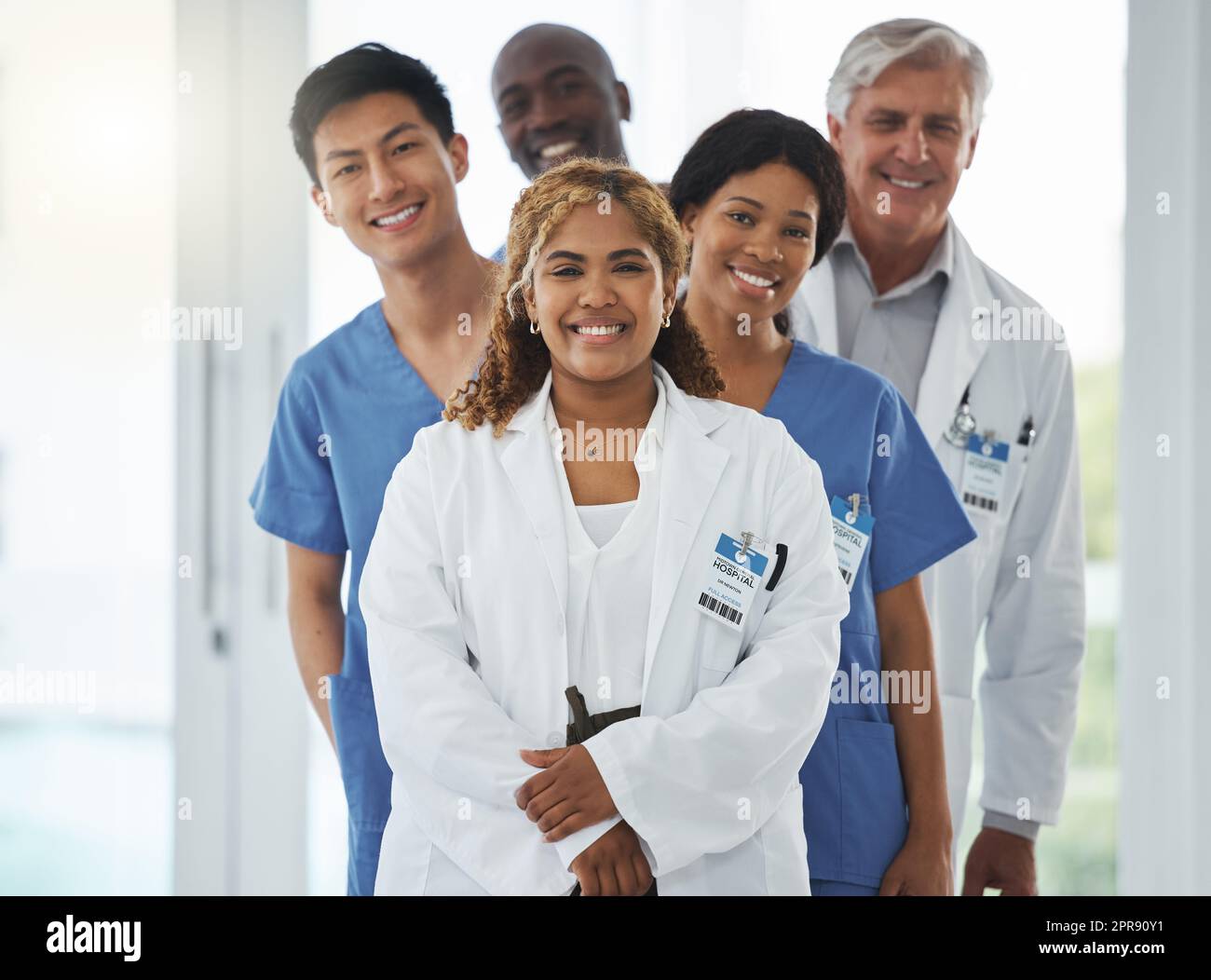 Integrierte Gesundheitsversorgung funktioniert am besten. Porträt einer Gruppe von Ärzten, die in einem Krankenhaus zusammenstehen. Stockfoto