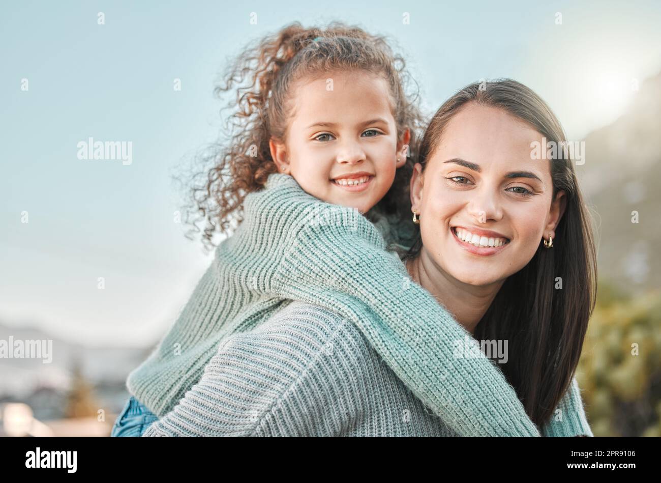 Ihre Familie Liebe ist der Fels, der hält Sie stabil. Ein kleines Mädchen verbringen den Tag im Freien mit ihrer Mutter. Stockfoto