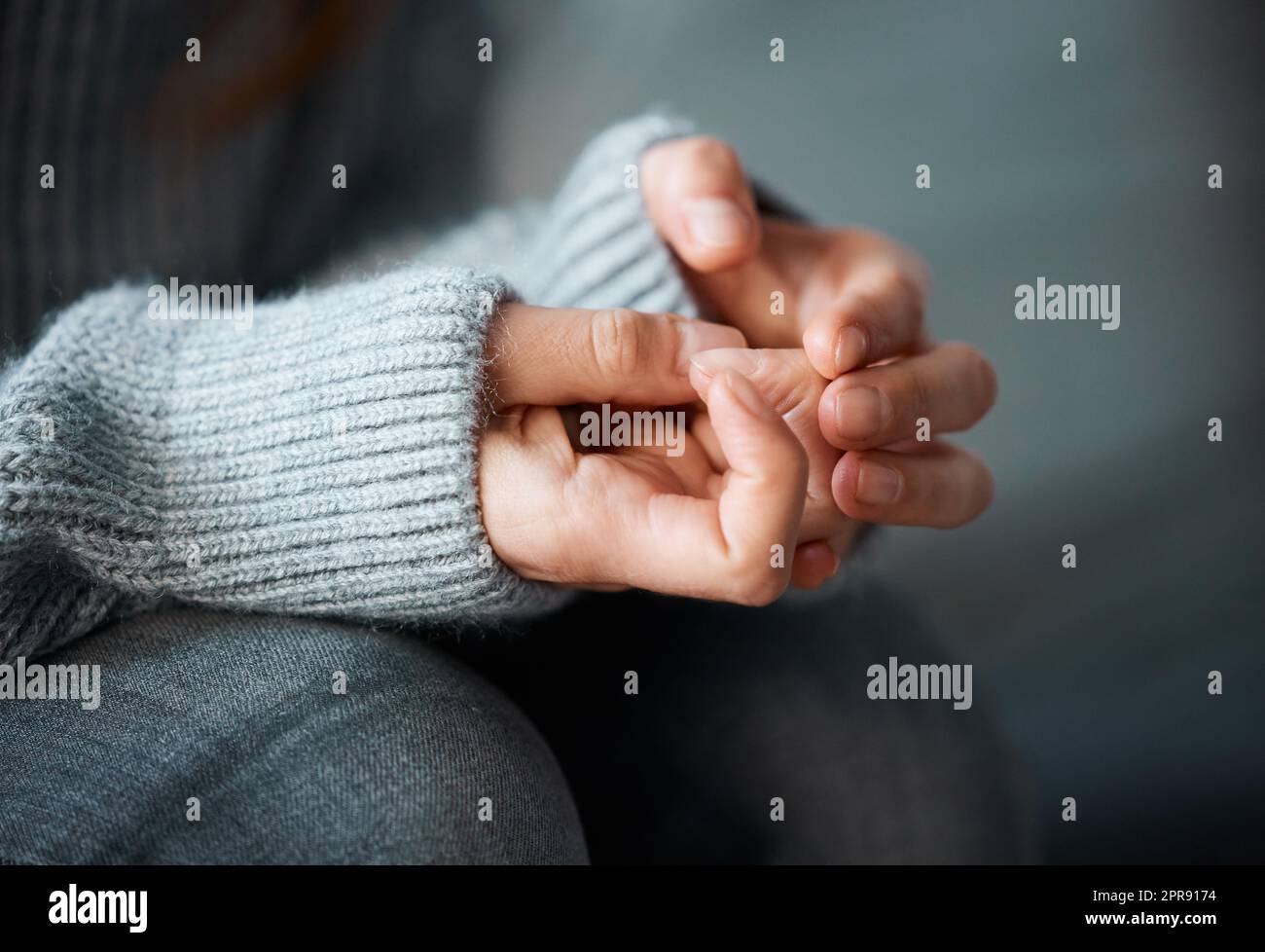 Eine Frau, die ihre Hände nervös zusammenhält, kann sich nervös entwickeln. Stockfoto