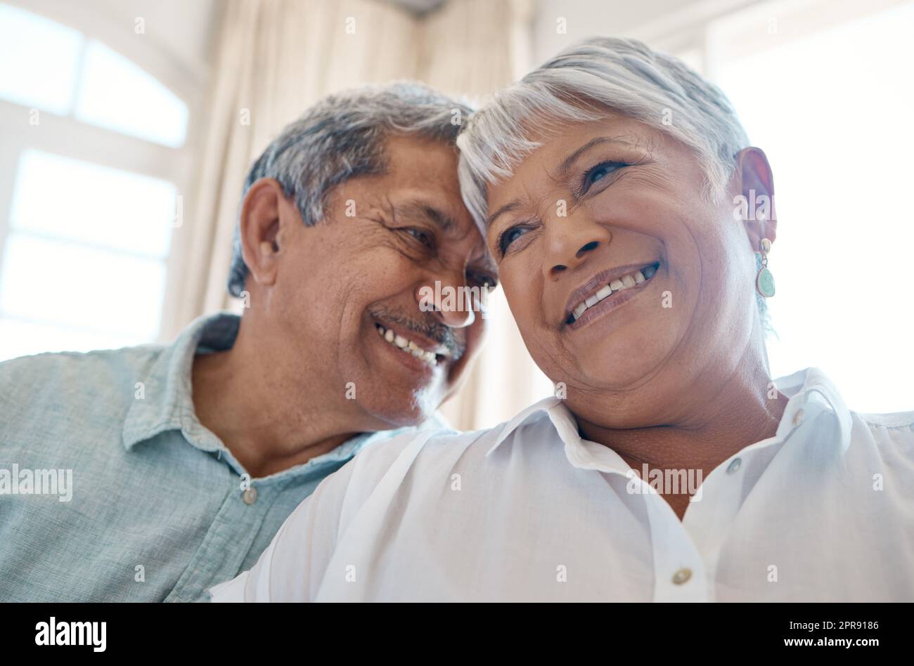 Lachen bringt uns zusammen. Ein Seniorenpaar verbringt zu Hause Zeit miteinander. Stockfoto