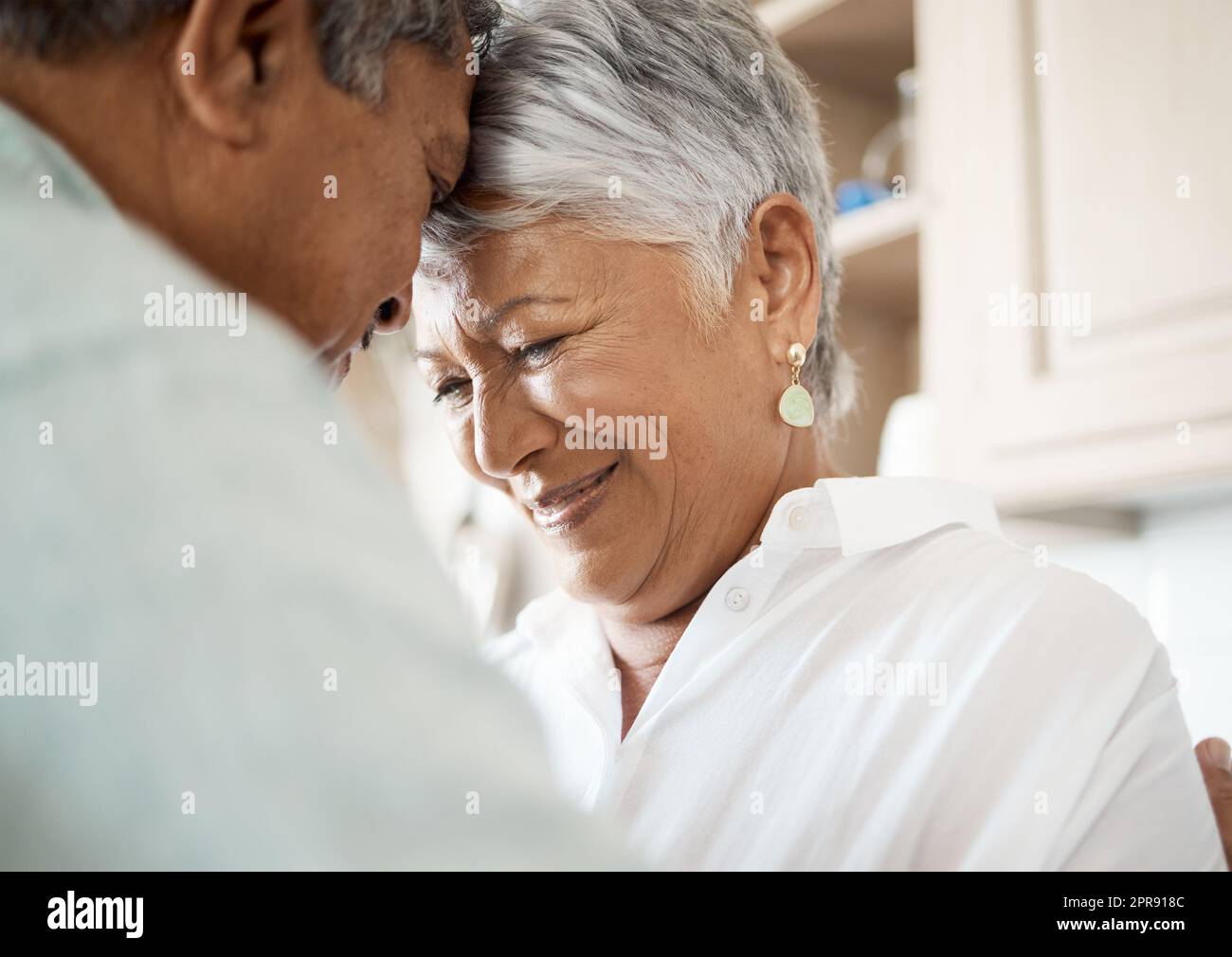 Diese Liebe ist für immer. Ein älteres Paar verbringt Zeit zusammen zu Hause. Stockfoto