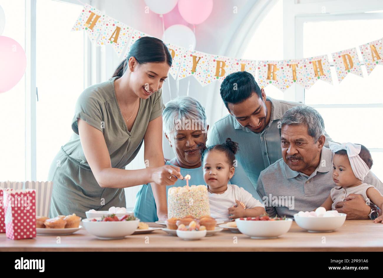 Blow, Baby. Eine Familie, die zu Hause einen Geburtstag feiert. Stockfoto