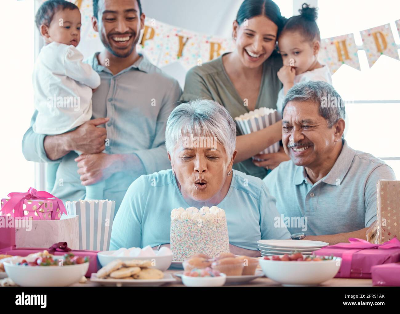 Mama braucht nur einen Versuch. Eine Familie feiert zu Hause einen Geburtstag. Stockfoto