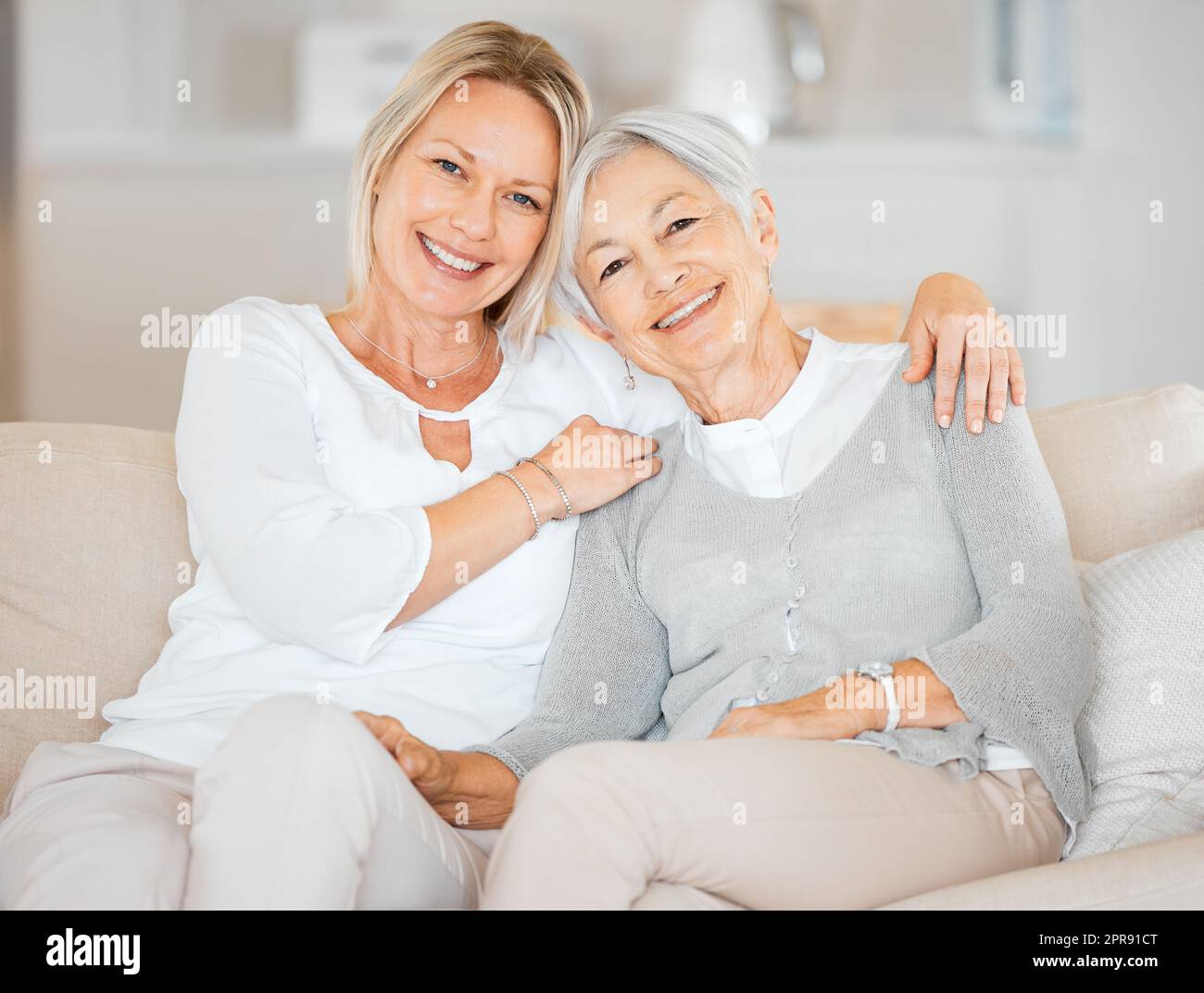 Ich schätze meine Mutter immer sehr. Mutter und Tochter verbringen zu Hause Zeit miteinander. Stockfoto