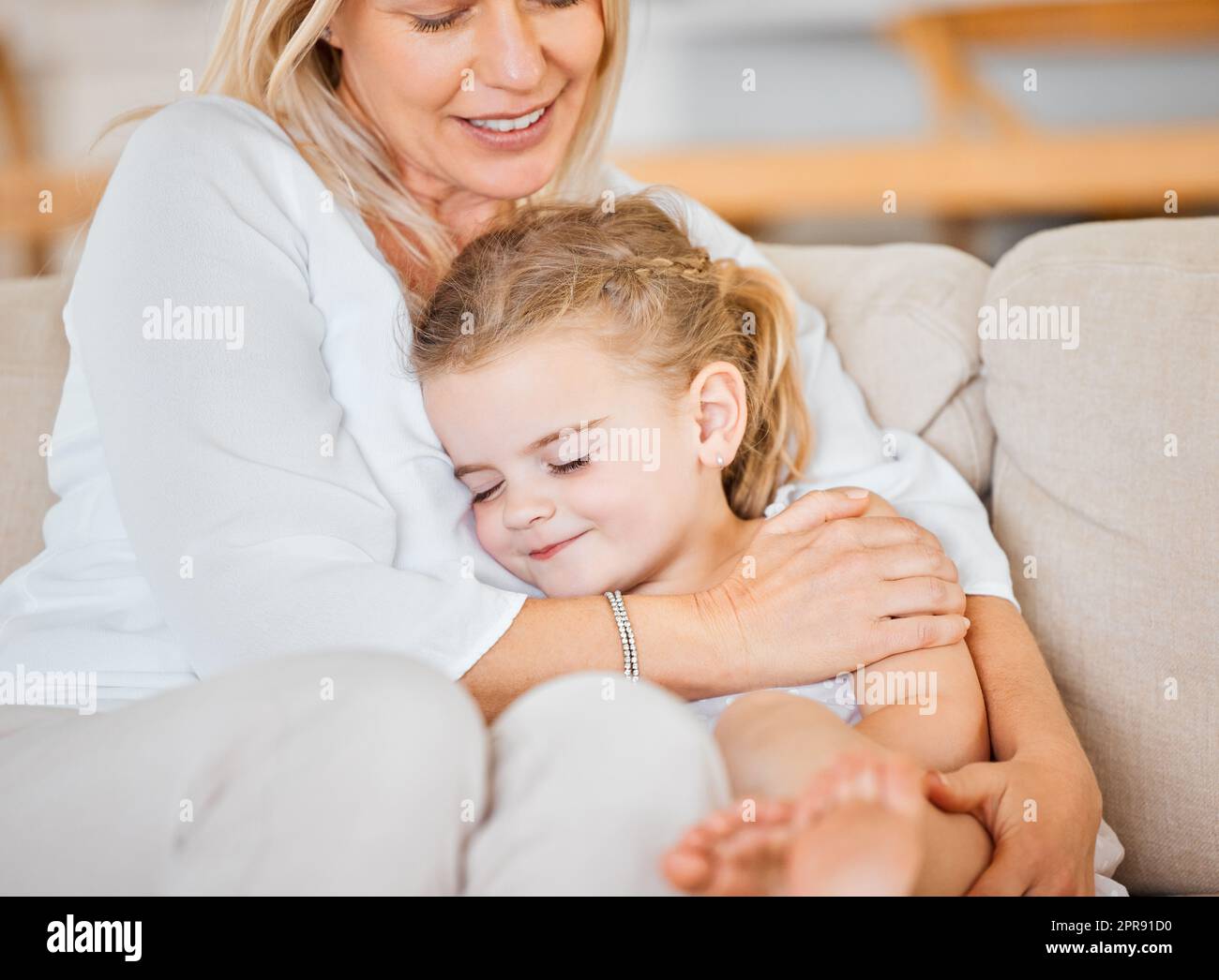 Ich fühle mich sicher in deinen Armen. Eine Mutter und eine Tochter verbringen zu Hause Zeit zusammen. Stockfoto