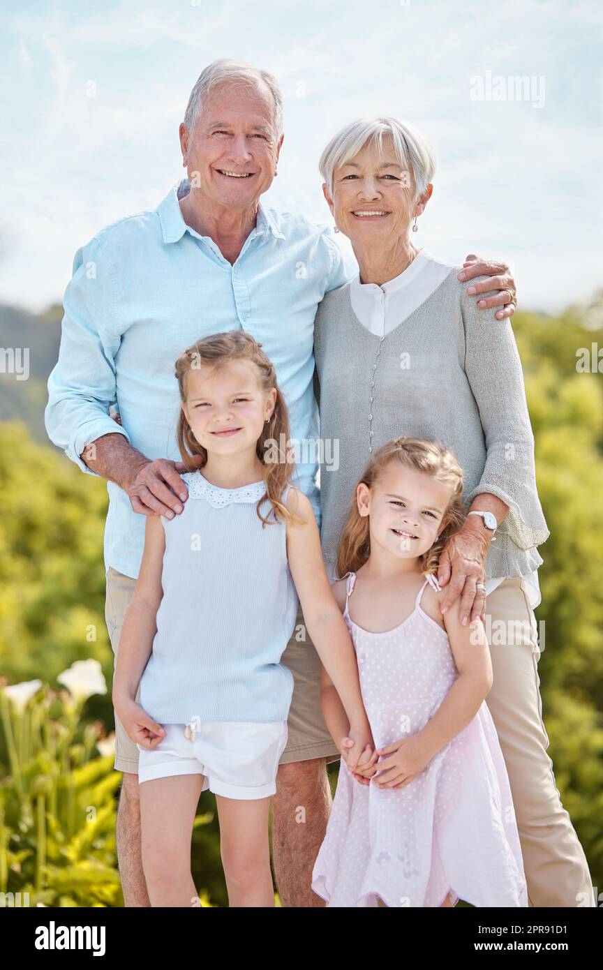 Nichts wichtiger als die Familie. Ein liebevolles reifes Paar und ihre Enkelinnen in einem Park. Stockfoto