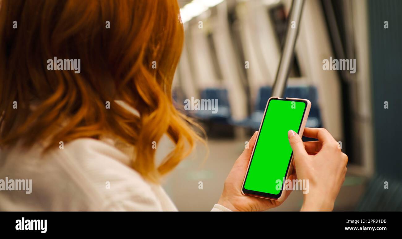 Eine Frau, die ein Telefon für eine Anzeige über den Metro City Transport benutzt. Stockfoto