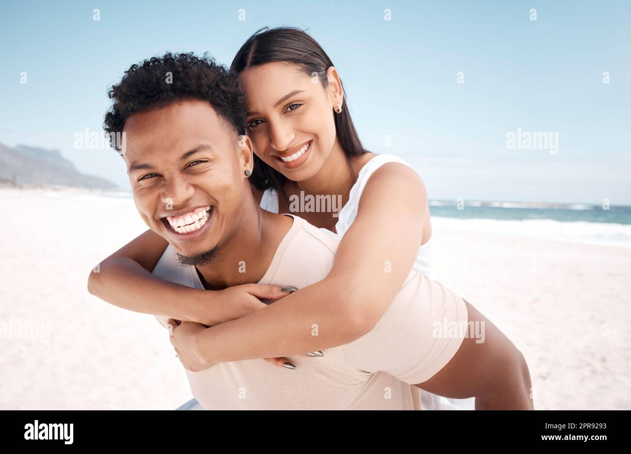 Mein zu schätzen. Ein junges Paar, das Spaß am Strand zusammen hat. Stockfoto