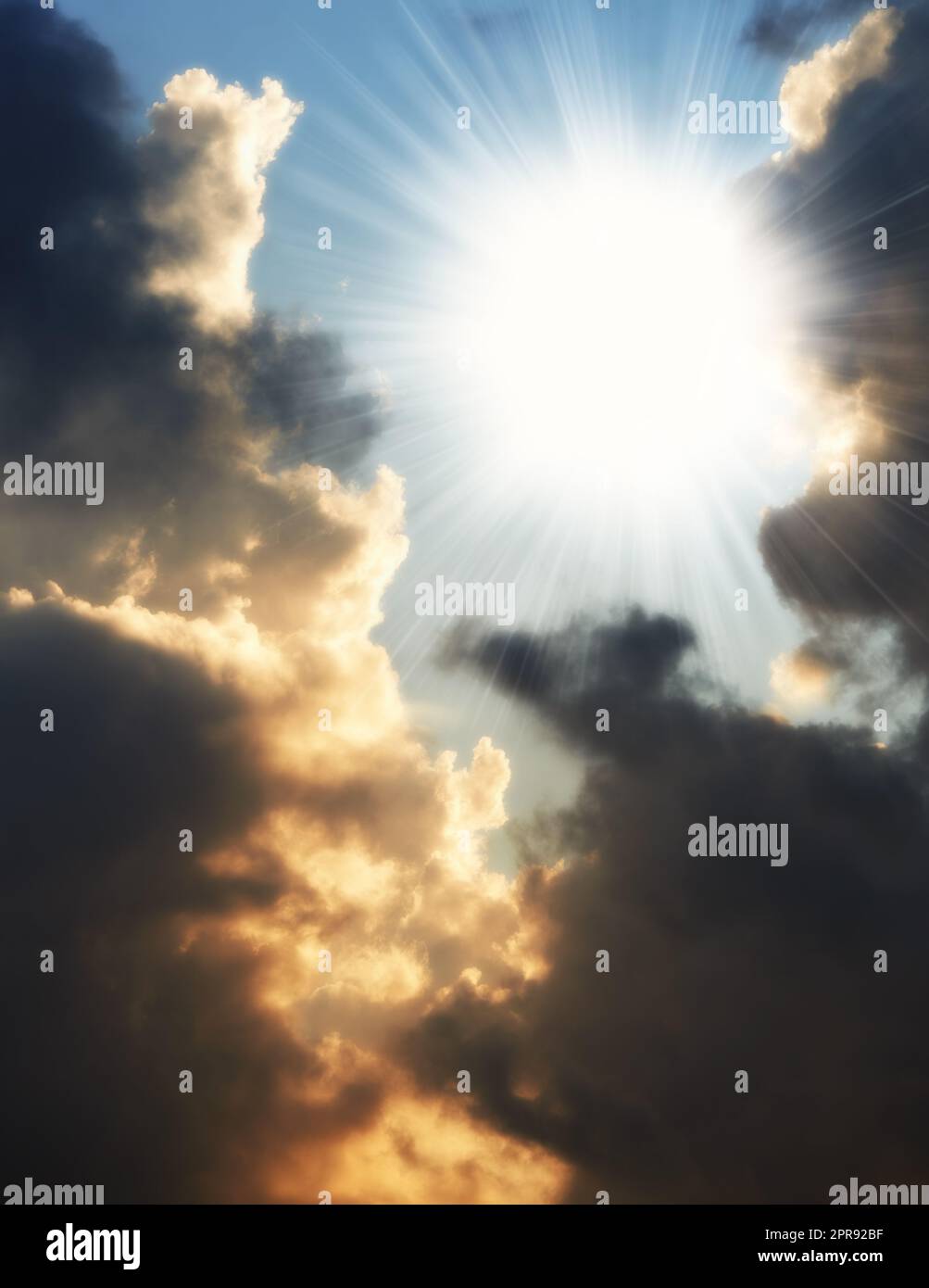 Dunkle Wolken im Hintergrund des Sonnenuntergangs mit Kopierraum. Wolkenblick über den dramatischen Himmel mit Gewitterspuren am Horizont. Landschaft mit Sonnenschein bei Herbst- oder Winterwetter Stockfoto