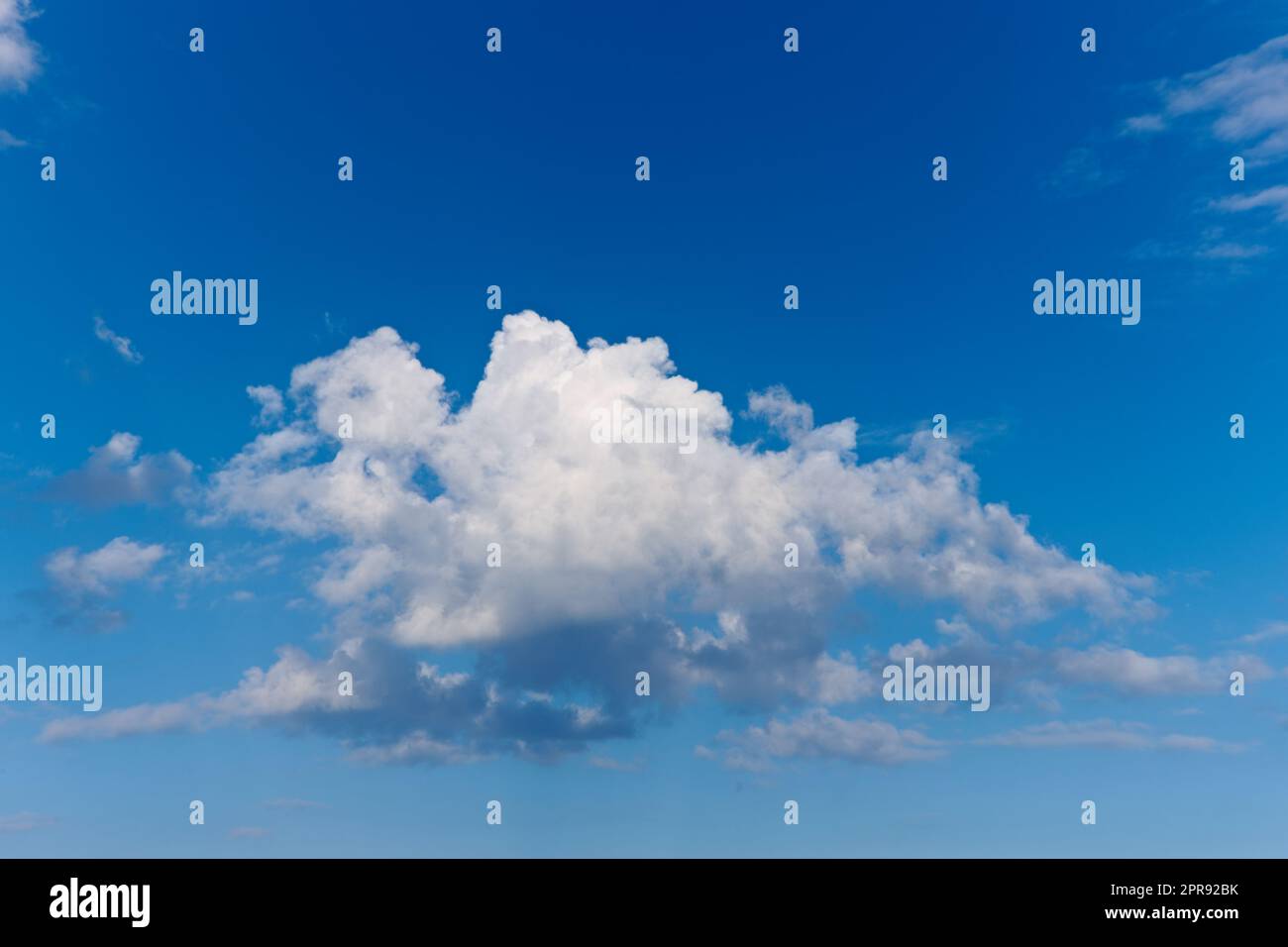 Panoramablick auf einen flauschigen Cumulus in einem blauen Himmel im Sommer mit Kopierbereich. Hohe malerische Aussicht auf eine wolkige Atmosphäre und das Klima in einer natürlichen Umgebung während des Tages Stockfoto