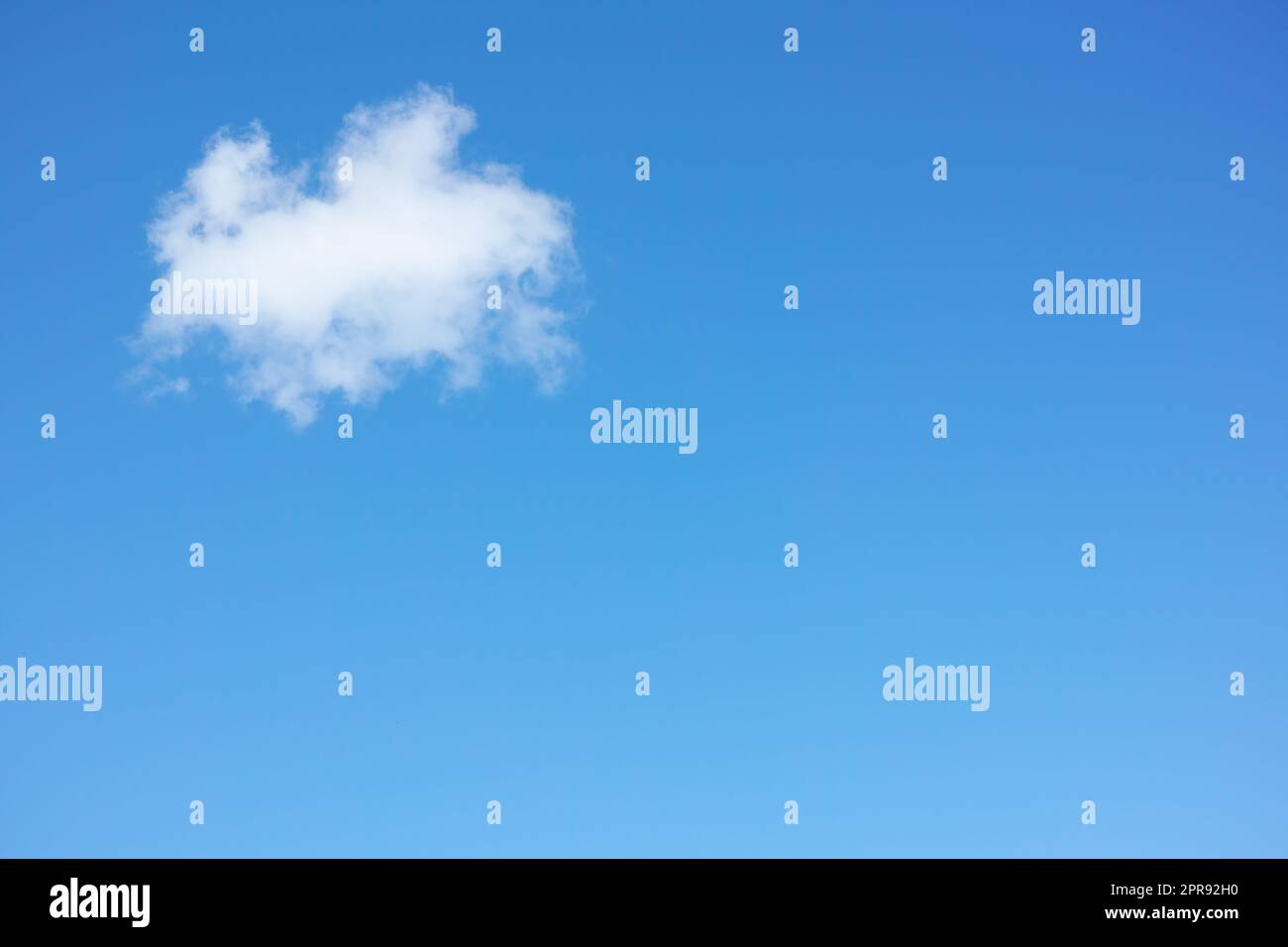 Kopieren Sie den Raum mit Kumuluswolken in einem klaren blauen Himmel von unten. Wunderschöner Panoramablick auf die flauschige weiße Wolkenlandschaft für kühles Klima und sonnige Jahreszeit in der Atmosphäre draußen Stockfoto