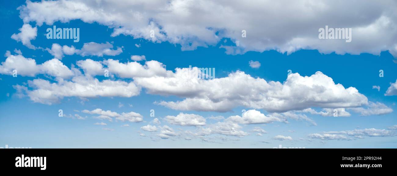 Landschaft und Panoramablick auf Wolken in blauem Himmel im Sommer. Banner eines wunderschönen bewölkten Klimas und einer Atmosphäre mit Cumuluswolken an einem sonnigen Tag. Schönes Wetter und natürliche Umgebung Stockfoto