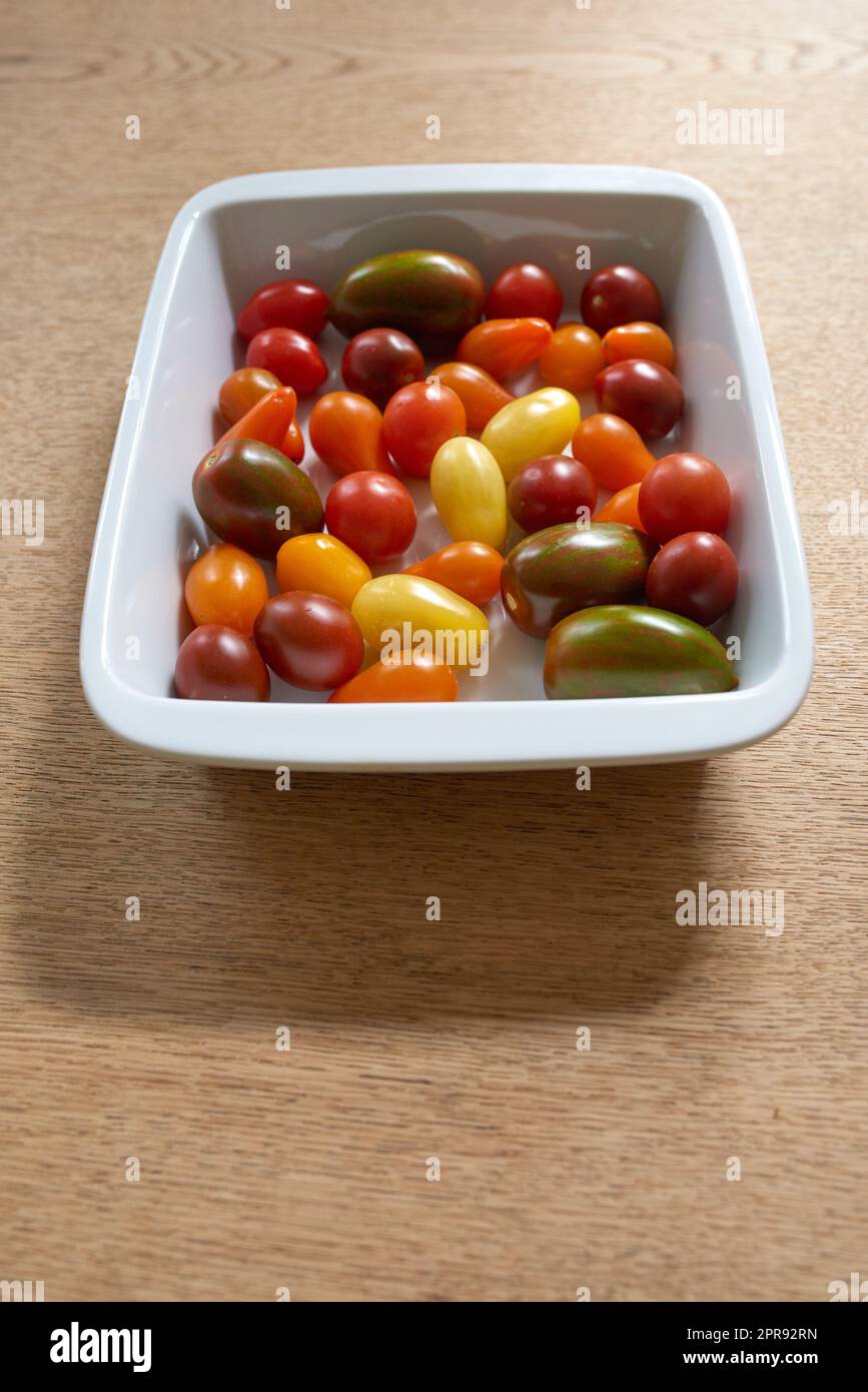 Essen. Frisch geerntete bunte Tomaten. Eine Gruppe von gesunden, mehrfarbigen und biologischen Kirschtomaten oder köstlichem Obst, perfekt für rohe Sommersalate oder vegetarische Platten. Stockfoto