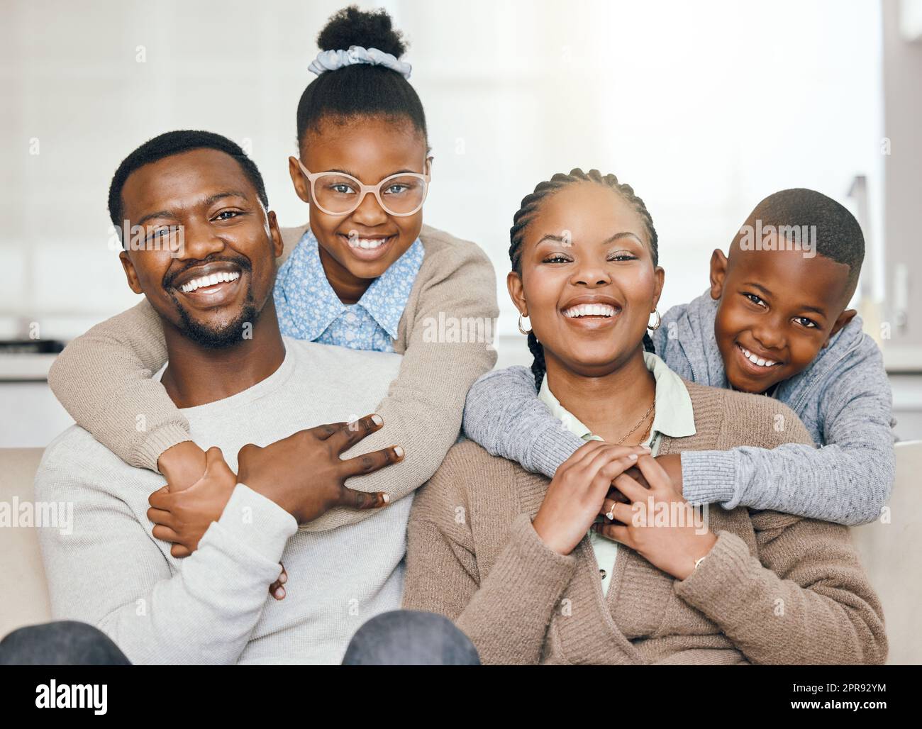 Dankbar für die Familie. Eine junge Familie, die sich zu Hause entspannt. Stockfoto