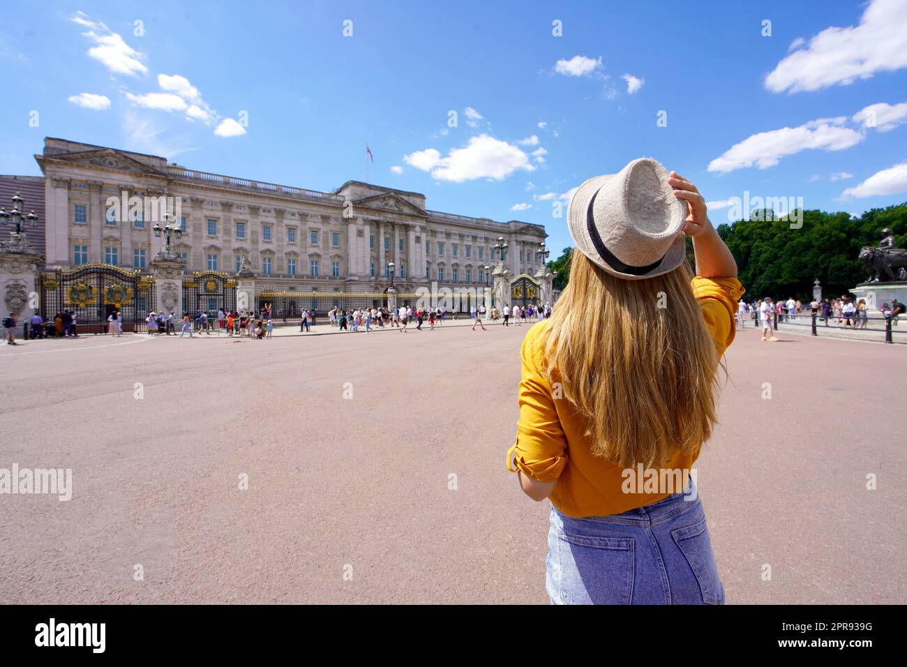 Rückansicht einer jungen Touristenfrau, die London, Großbritannien besucht Stockfoto