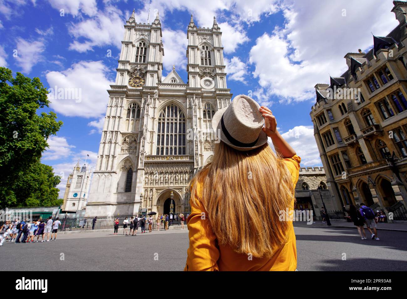 Tourismus in London, Großbritannien. Rückansicht eines Touristen-Mädchens, das Westminster Abbey an einem sonnigen Tag in London, England, besucht. Stockfoto