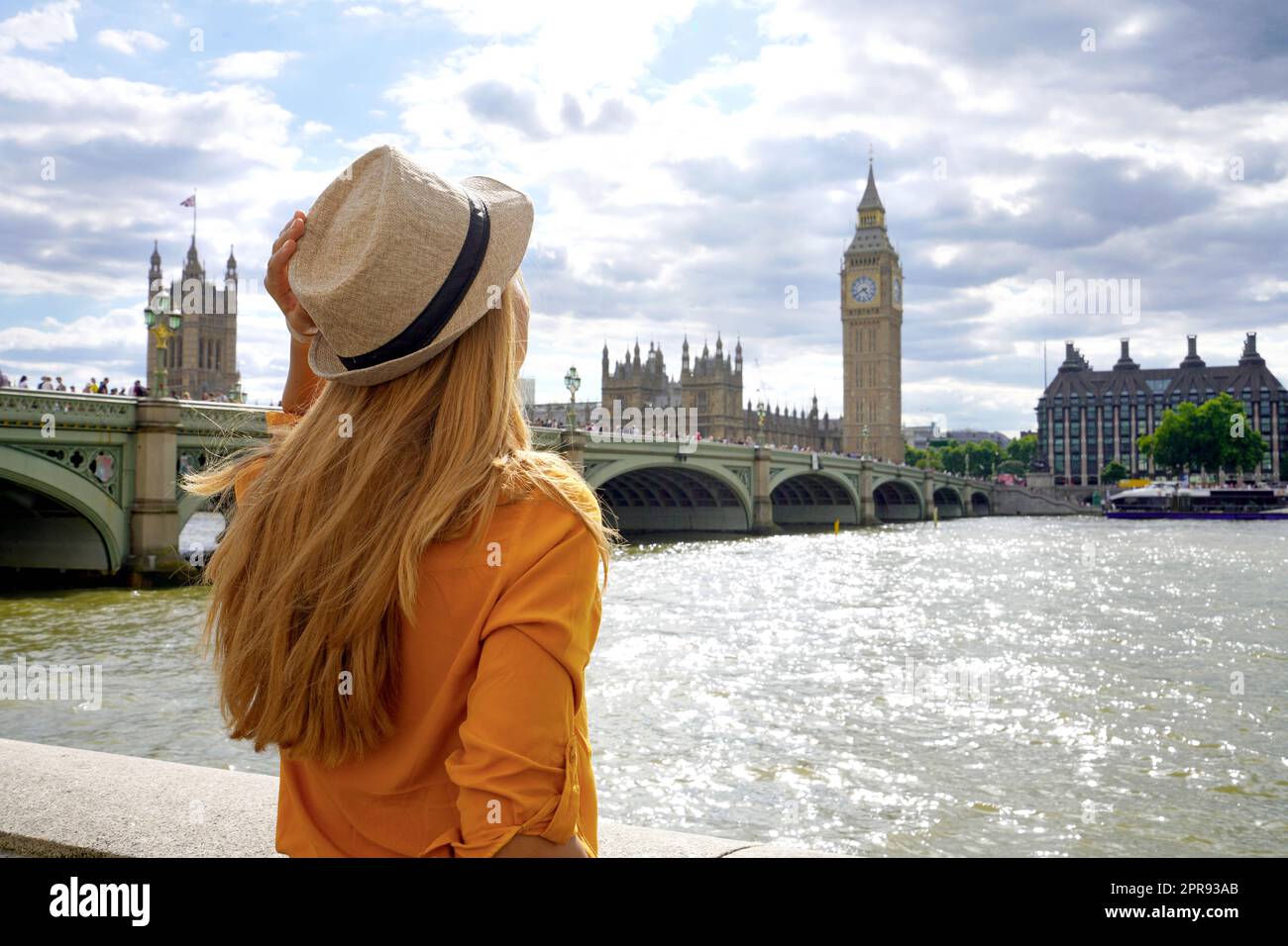 Tourismus in London. Rückansicht eines Reisenden Mädchens, das die Westminster Bridge und den Palast auf der Themse mit dem berühmten Big Ben Tower in London, Großbritannien, bewundern kann. Stockfoto
