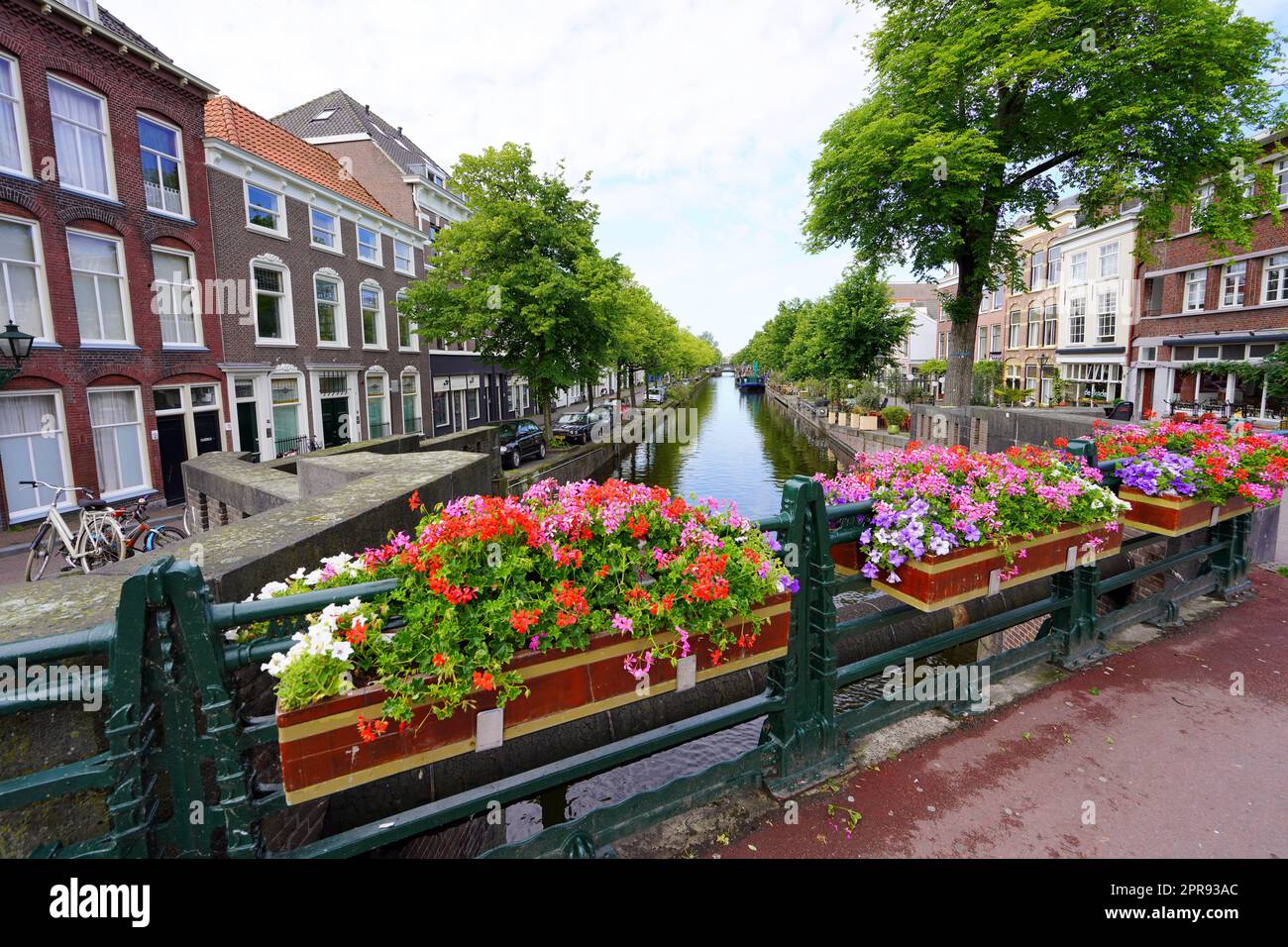 DEN HAAG, NIEDERLANDE - 9. JUNI 2022: Brücke mit blühenden Blumen am Kanal in Den Haag, Niederlande Stockfoto