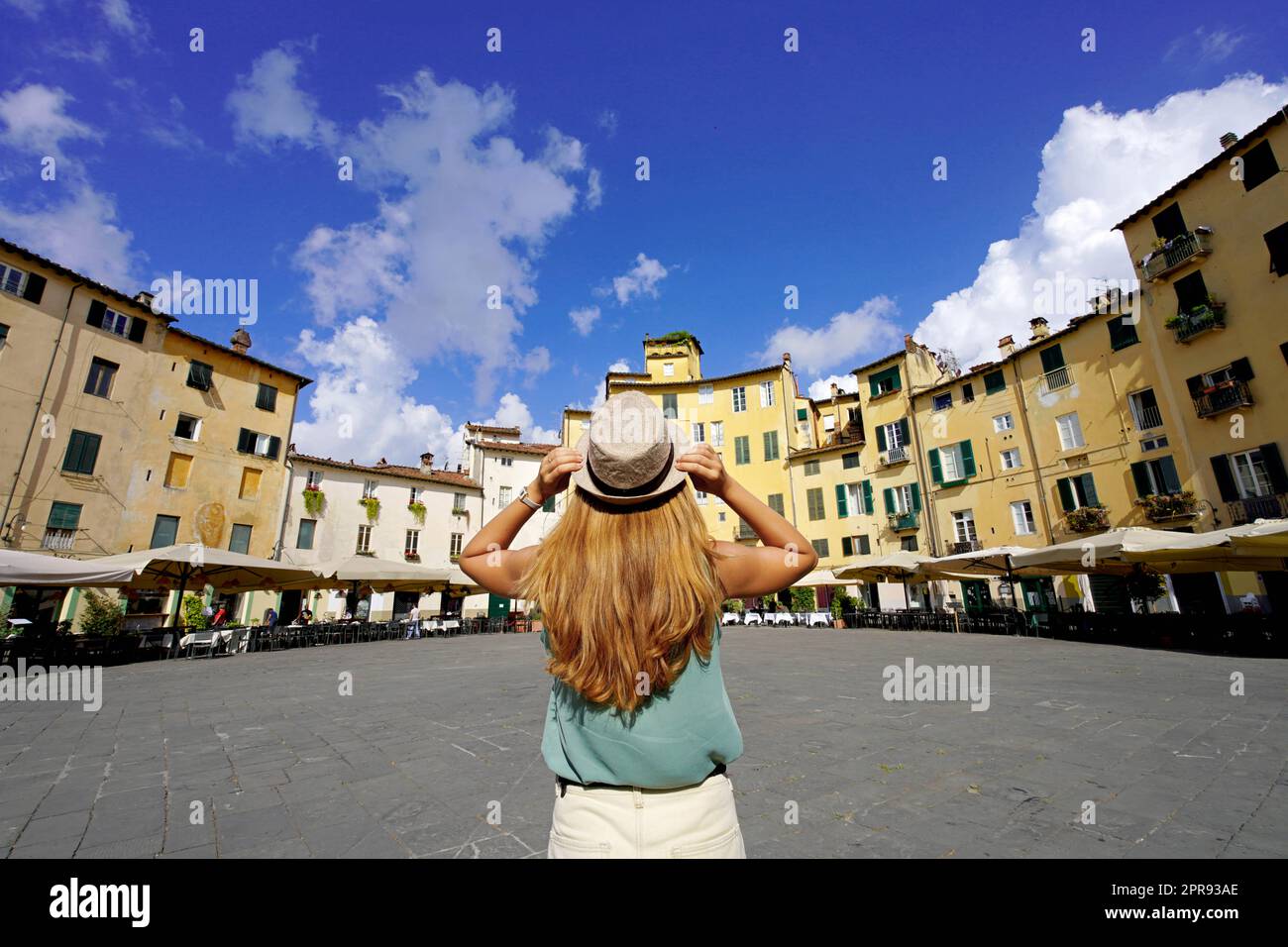 Tourismus in Italien. Rückansicht der jungen Reisenden Frau, die die historische Stadt Lucca in der Toskana, Italien besucht. Stockfoto
