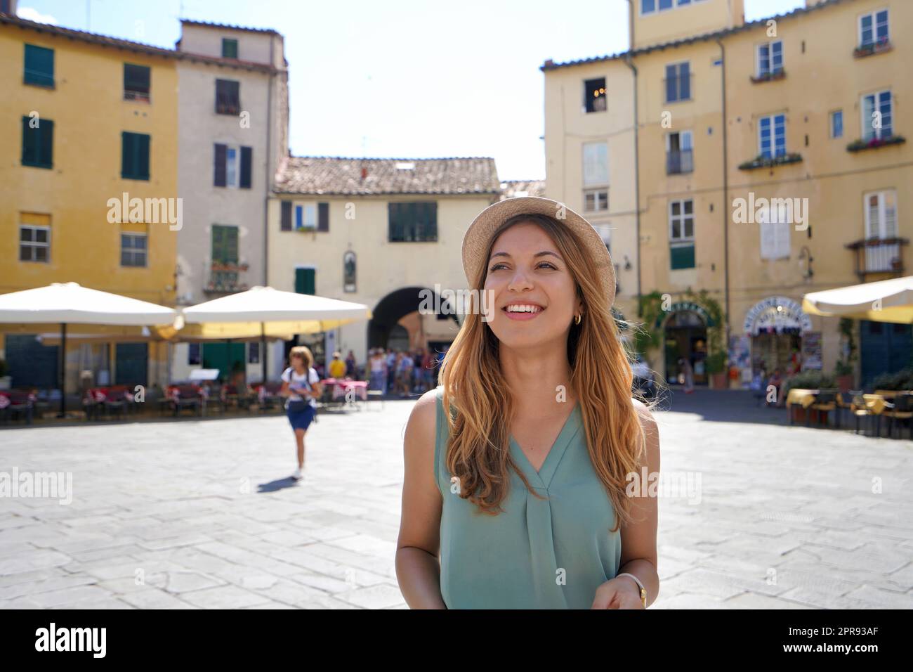 Entdecken Sie Italien. Fröhliche junge Frau, die die historische Stadt Lucca, Toskana, Italien besucht. Stockfoto