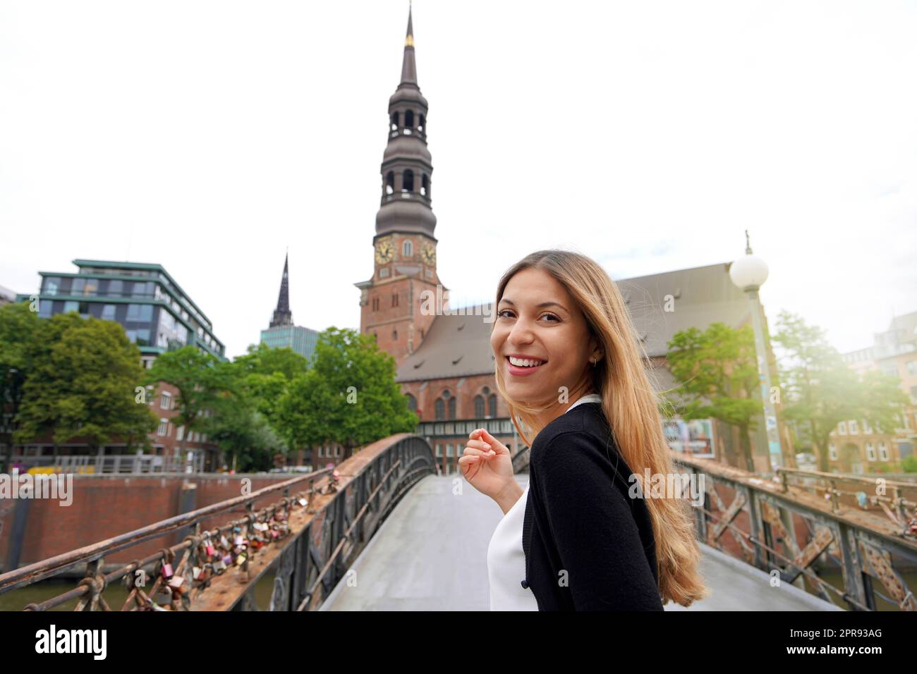 Lächelnde junge Frau, die die Stadt Hamburg besucht Stockfoto