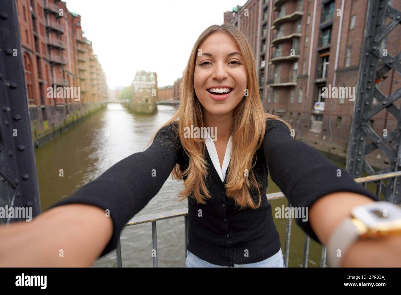 Mädchen, das Selbstporträt in der Speicherstadt im Hamburger Hafen macht Stockfoto