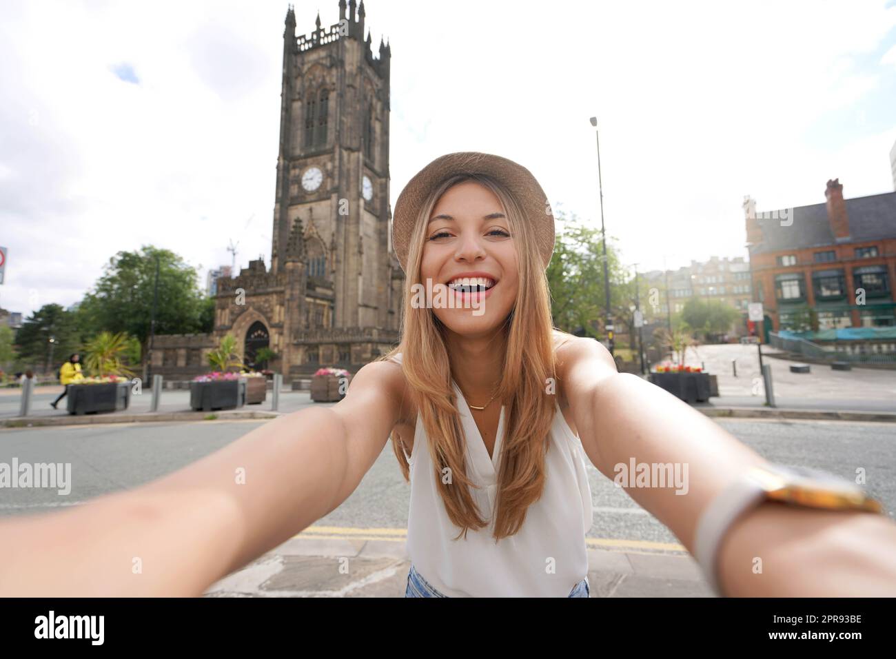 Schönes Mädchen, das Selbstporträt mit Manchester Cathedral auf dem Hintergrund, England, Vereinigtes Königreich Stockfoto