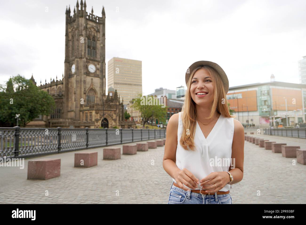 Porträt eines hübschen Mädchens, das in der Stadt Manchester, Großbritannien, läuft Stockfoto