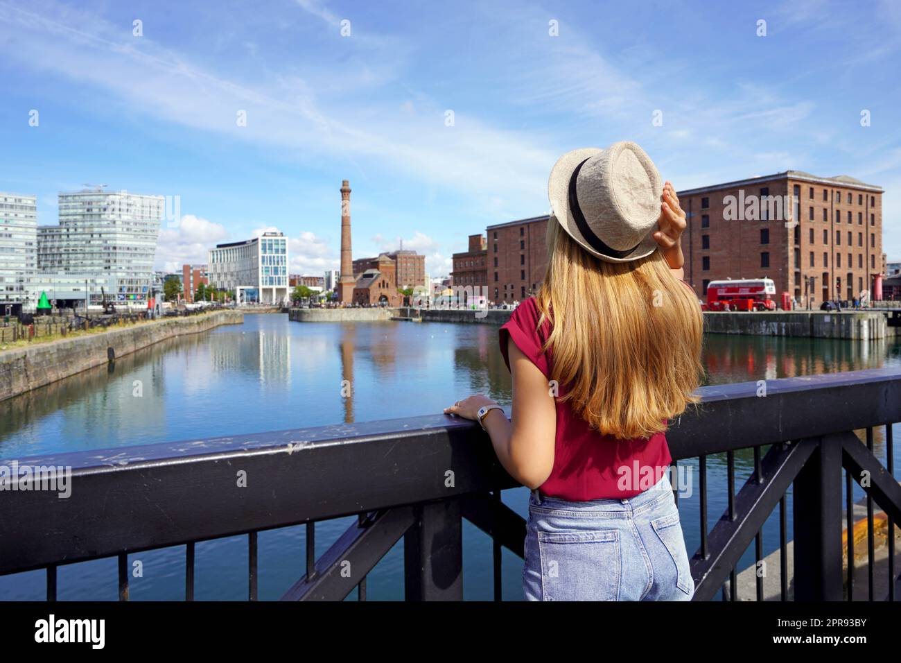 Tourismus in Liverpool, Großbritannien. Rückansicht eines Reisenden Mädchens auf der Swing Bridge beim Besuch des Royal Albert Dock in Liverpool, England. Stockfoto