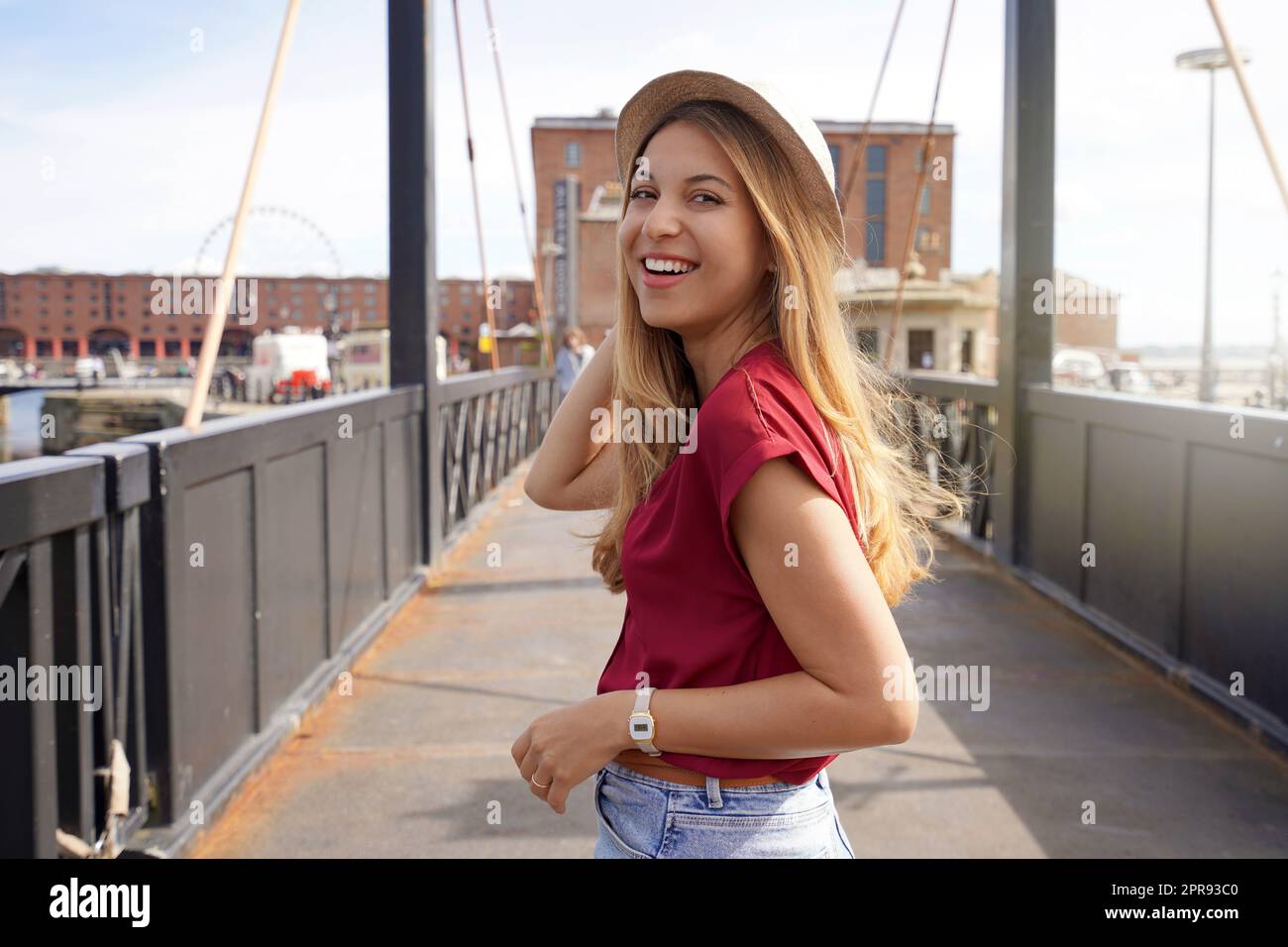 Porträt eines lächelnden Reisenden Mädchen auf der Swing Bridge in Royal Albert Dock, Liverpool, Großbritannien Stockfoto