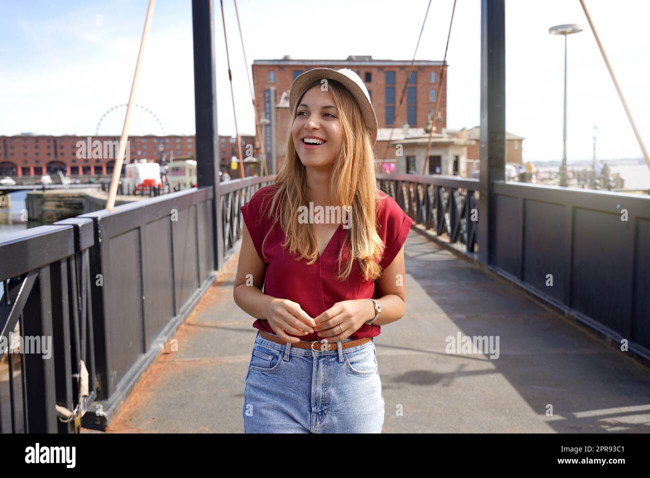 Attraktive Mode Mädchen zu Fuß auf Swing Bridge in Royal Albert Dock, Liverpool, Großbritannien Stockfoto