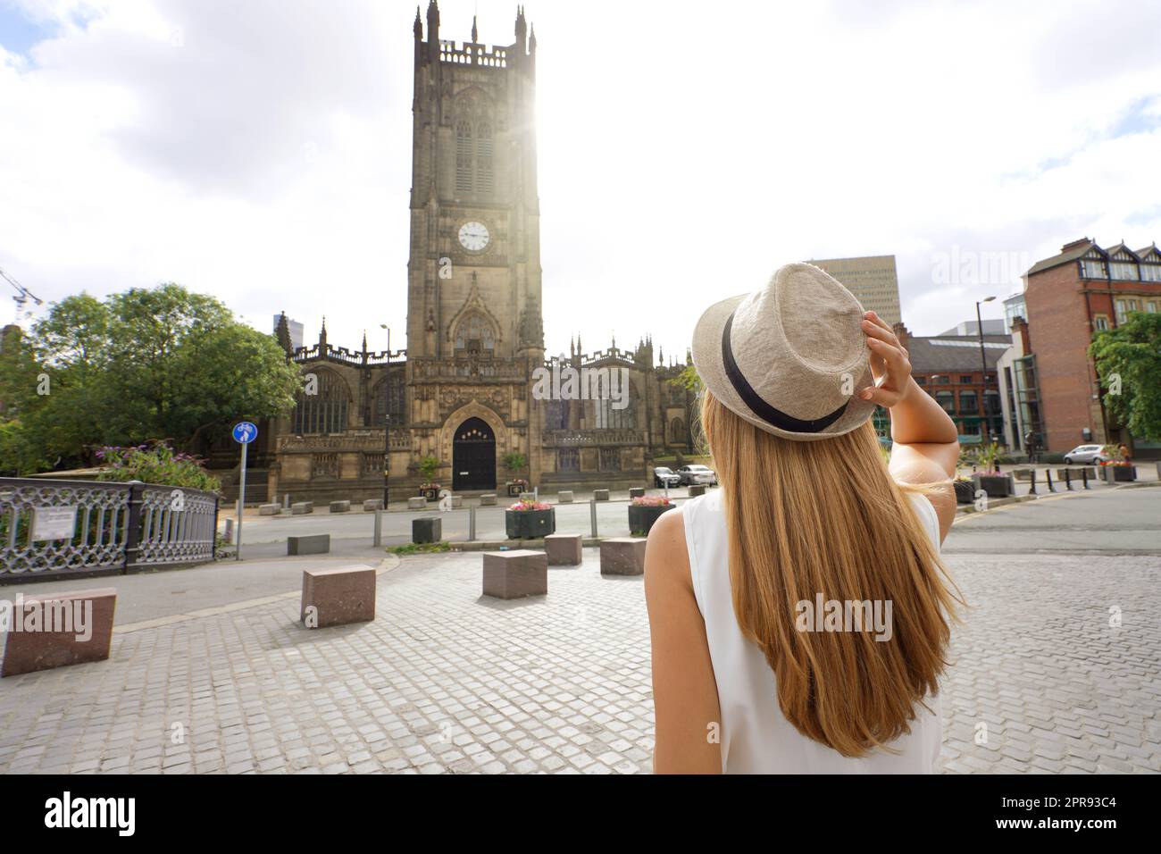 Tourismus in Großbritannien. Rückansicht einer schönen Frau, die an einem sonnigen Tag in England, Großbritannien, die Stadt Manchester besucht. Stockfoto