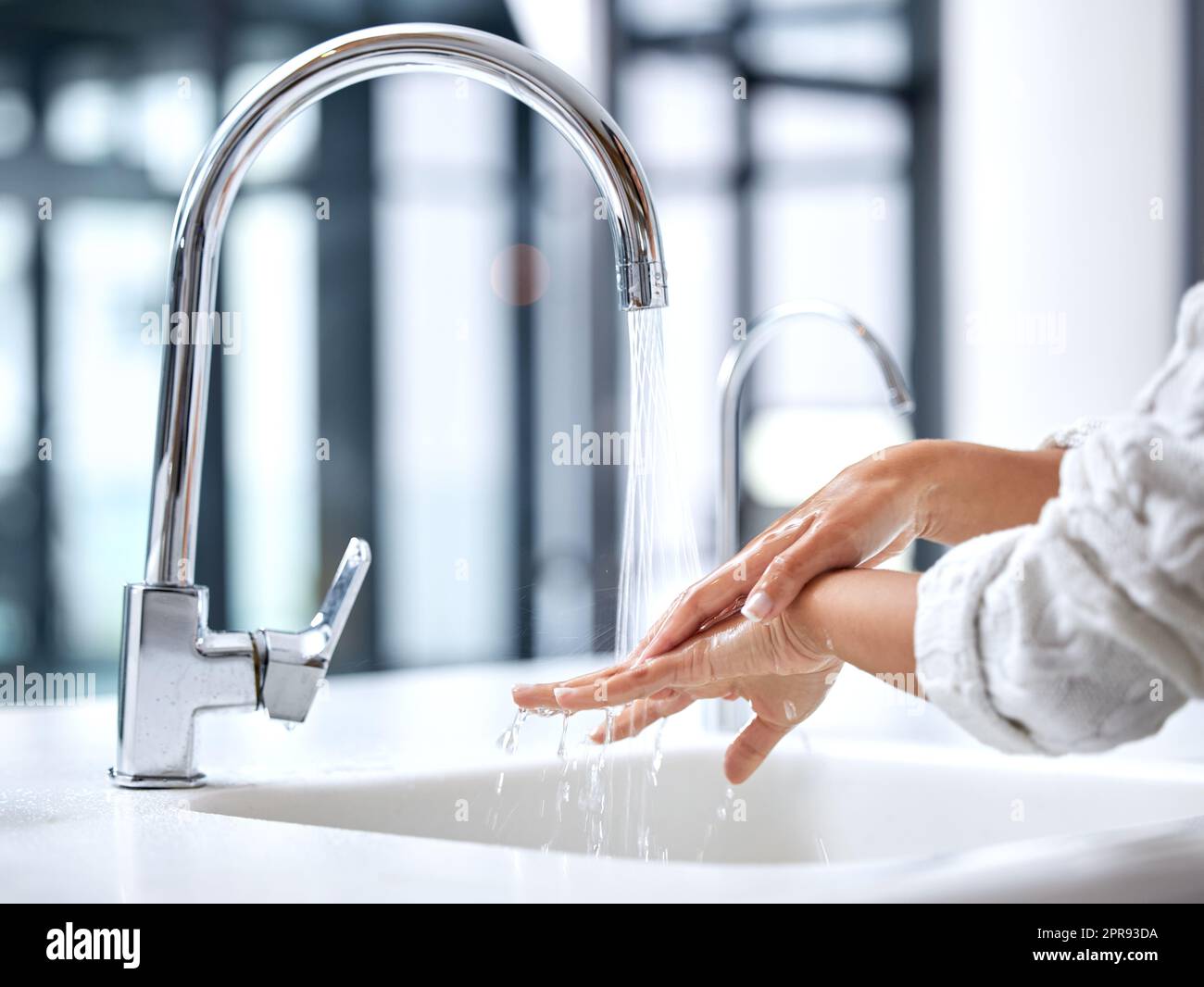 Während einer Pandemie ist Hygiene der Schlüssel. Eine Frau, die sich die Hände wäscht. Stockfoto