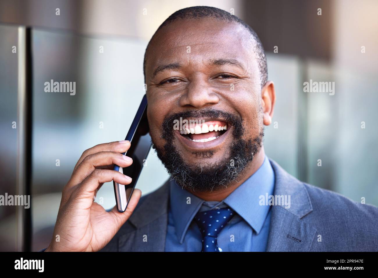 Ja, du erreichst das Beste im Geschäft. Ein Geschäftsmann, der draußen auf seinem Handy spricht. Stockfoto