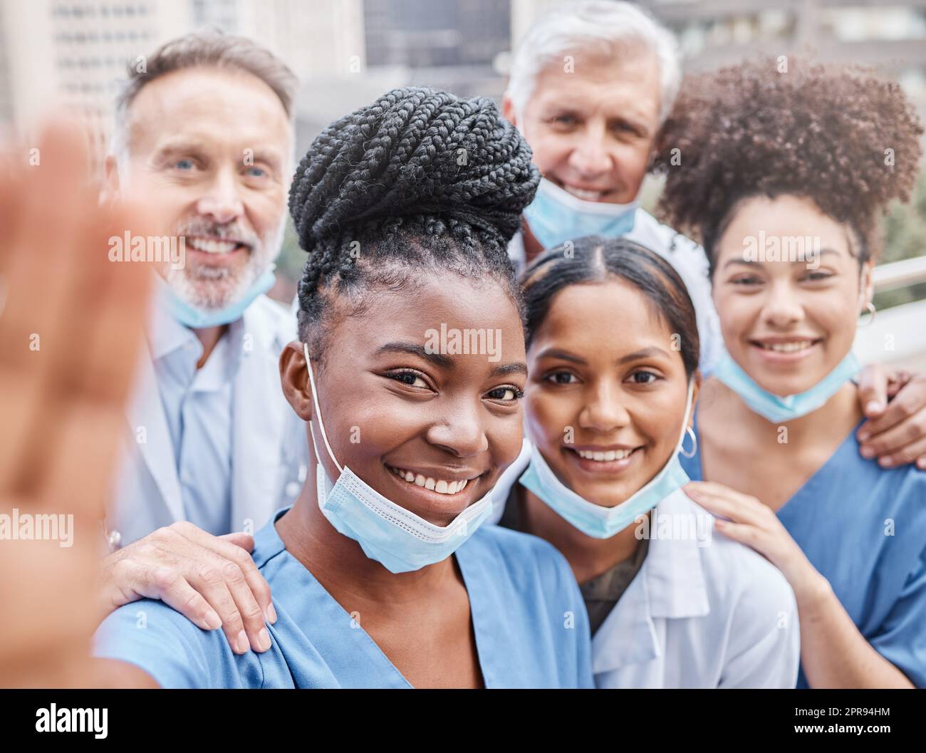 Sie wollen die beste medizinische Versorgung bieten. Eine Gruppe von Ärzten, die ein Selfie in der Stadt machen. Stockfoto