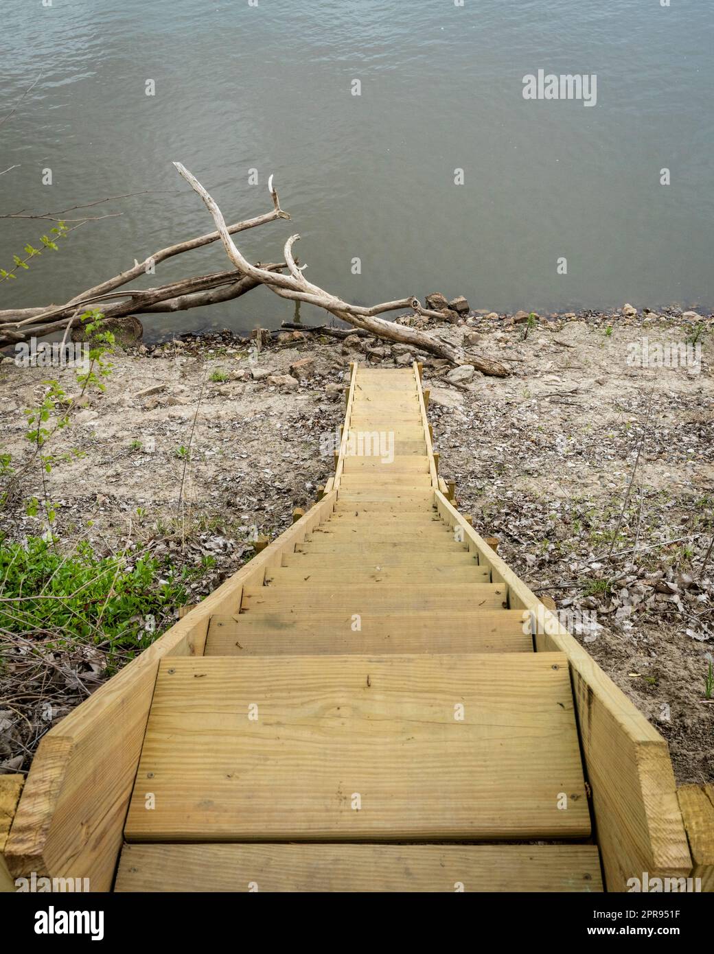 Steile Holztreppe, die am Ufer des Missouri River in Lupus, MO, zum Wasser führt Stockfoto