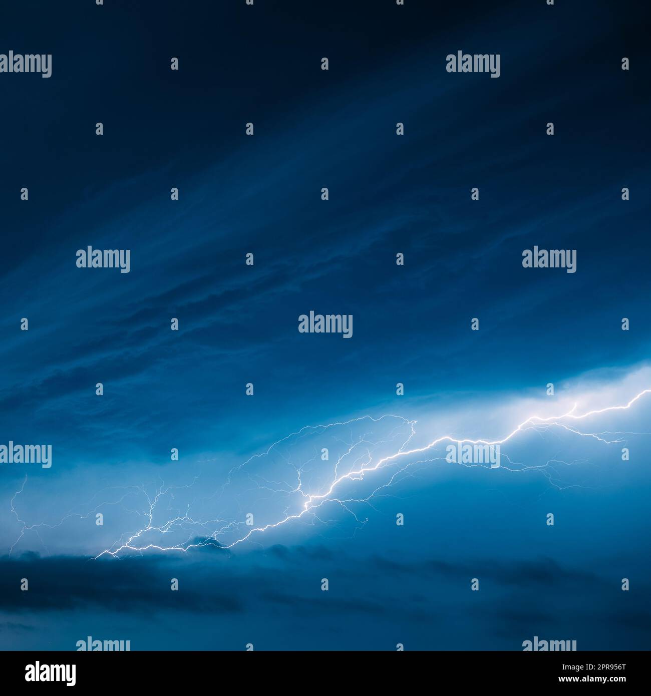 Heller Blitz Am Blauen Nachthimmel Während Hundersturm Stockfoto