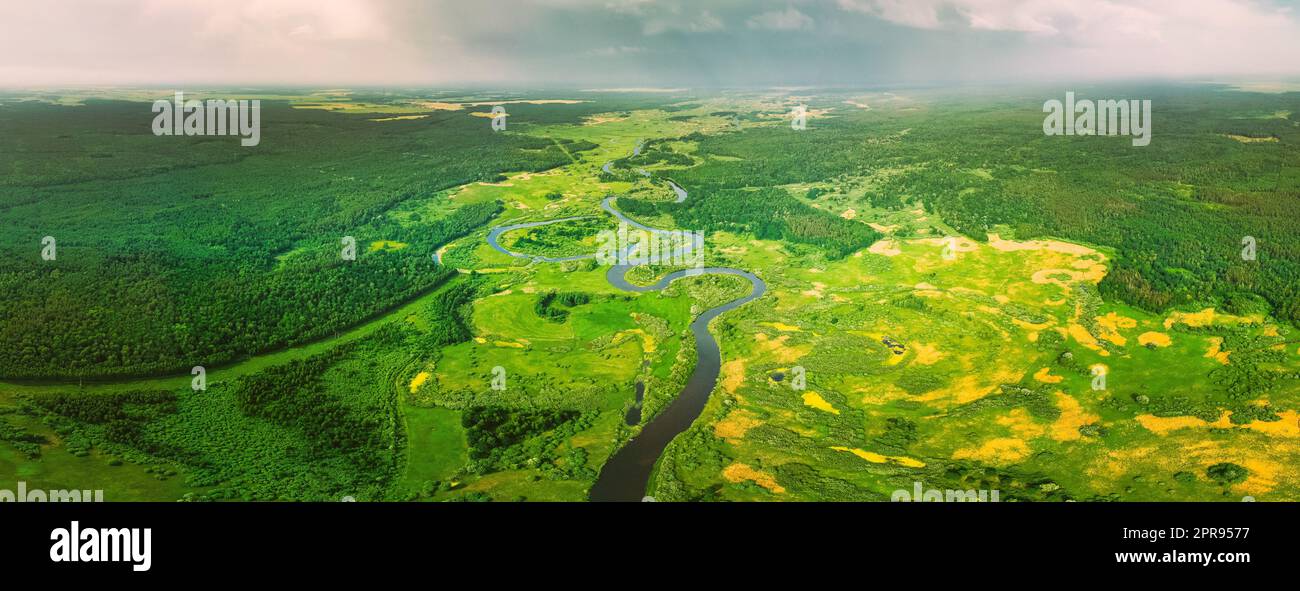Luftaufnahme Der Sommerlichen Geschwungenen Flusslandschaft Am Sonnigen Sommertag. Top-Blick Auf Die Wunderschöne Europäische Natur Von High Attitude In Der Sommersaison. Drohnenansicht. Vogelperspektive. Stockfoto