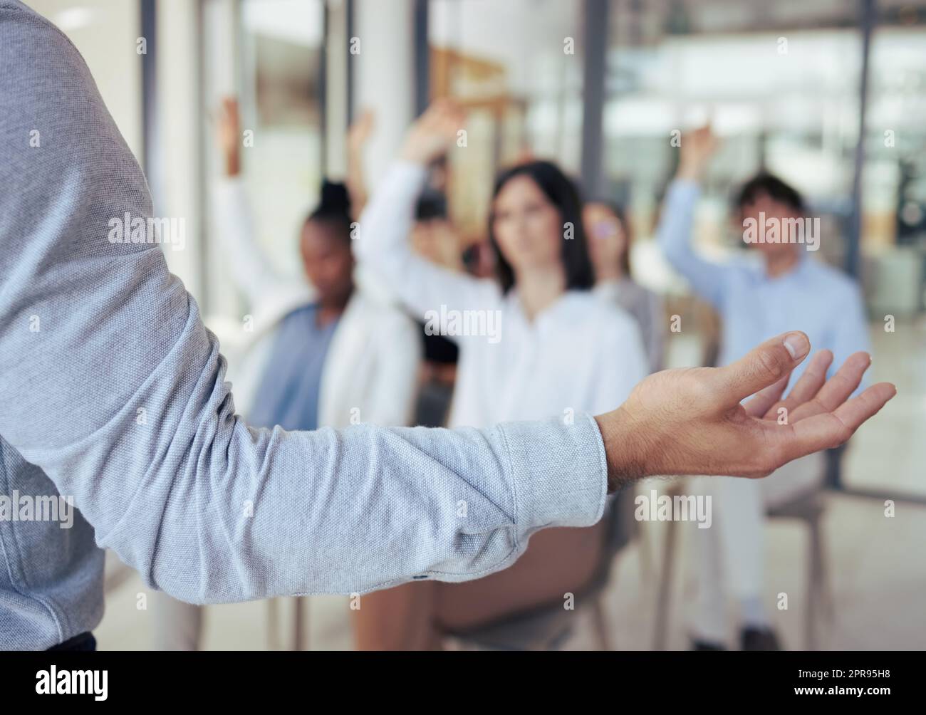 So läuft das Geschäft ab. Eine Gruppe von Geschäftsleuten, die bei einem Arbeitstreffen die Hände heben. Stockfoto