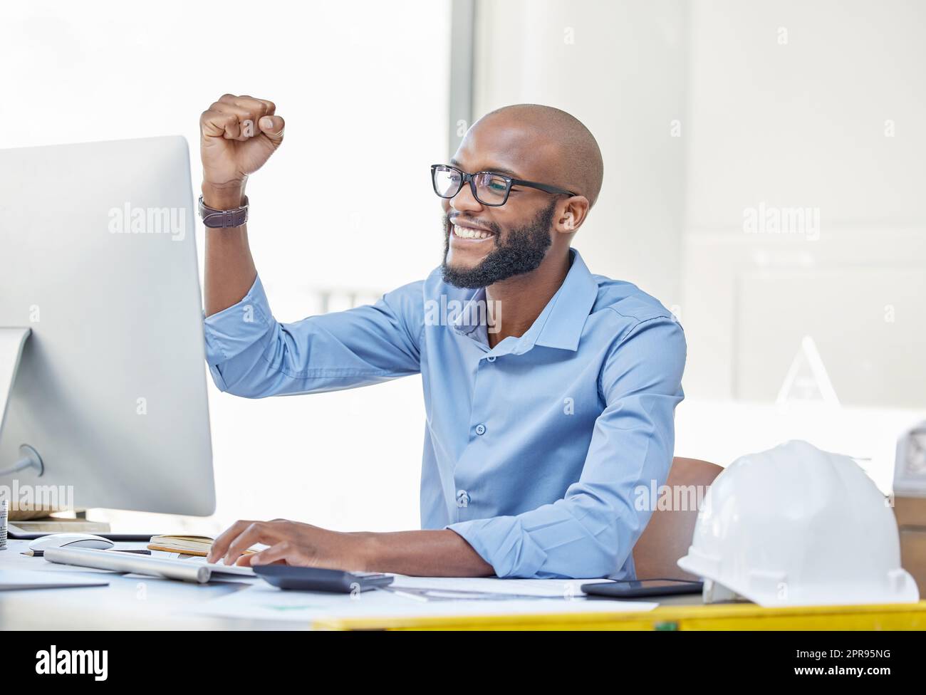 Wenn Sie ein Ziel erreicht haben, bewegen Sie sich zum nächsten. Ein Geschäftsmann, der fröhlich aussieht, während er an seinem Schreibtisch sitzt. Stockfoto